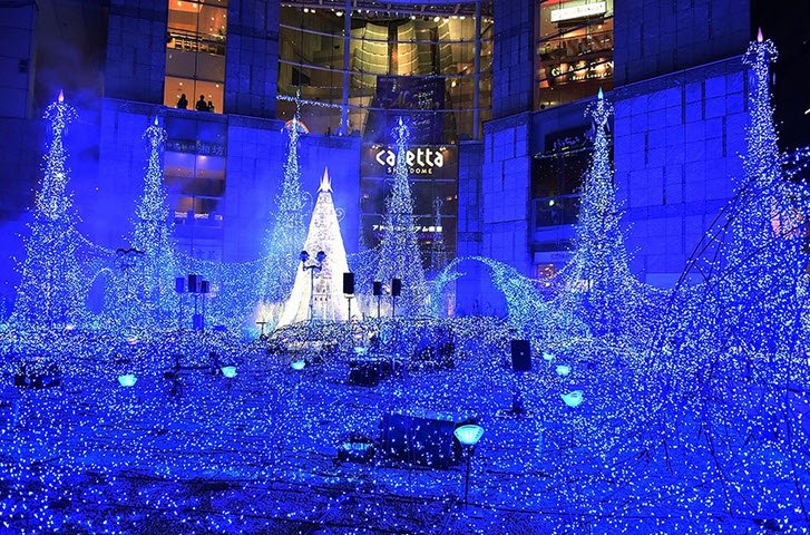 Christmas Lights Around The World 2018