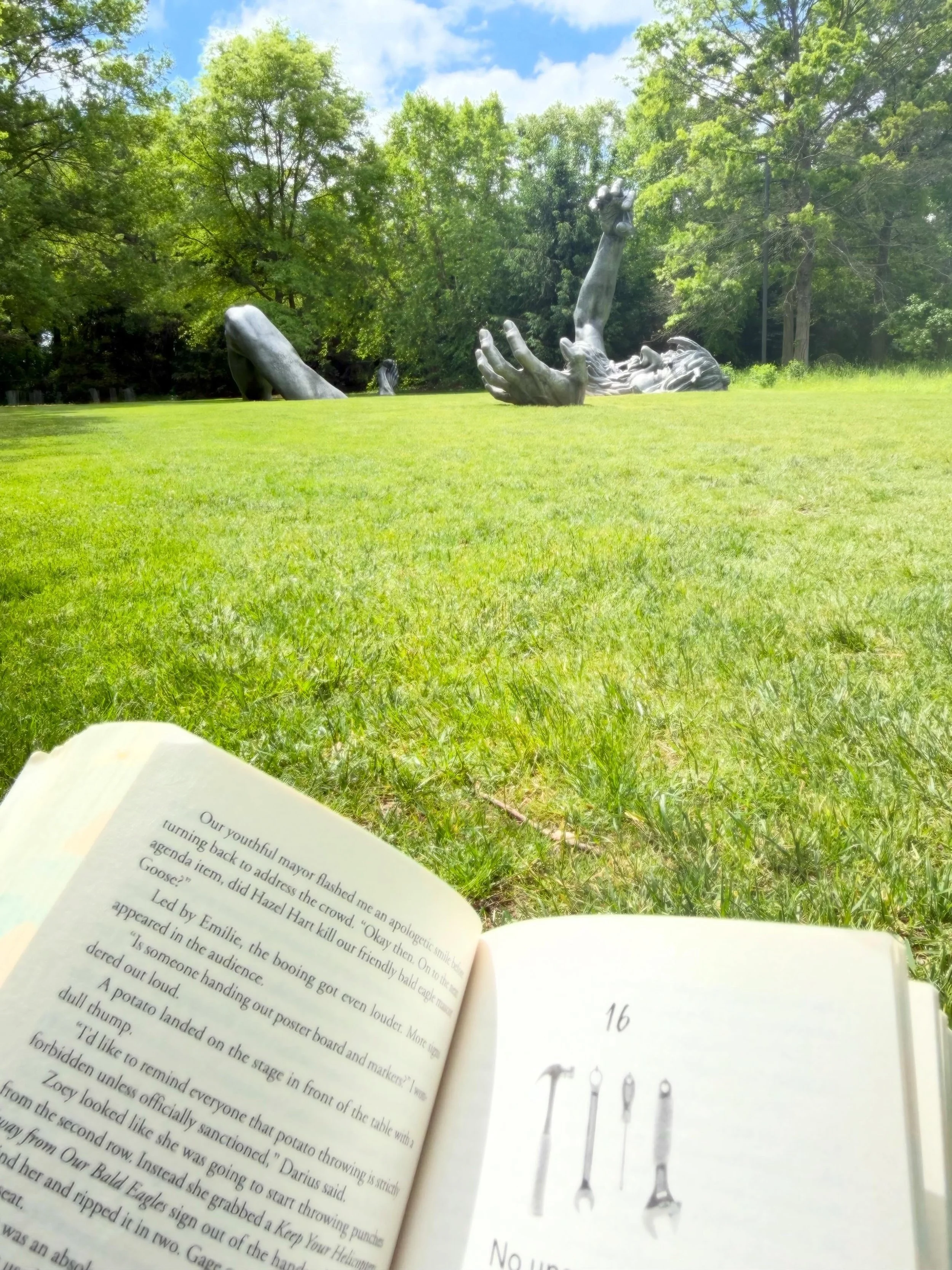 Where are you getting your reading in today? If you have some free time, @groundsforsculpture is the perfect meditative space to get in your steps and your pages. Happy Friday, lovely readers.