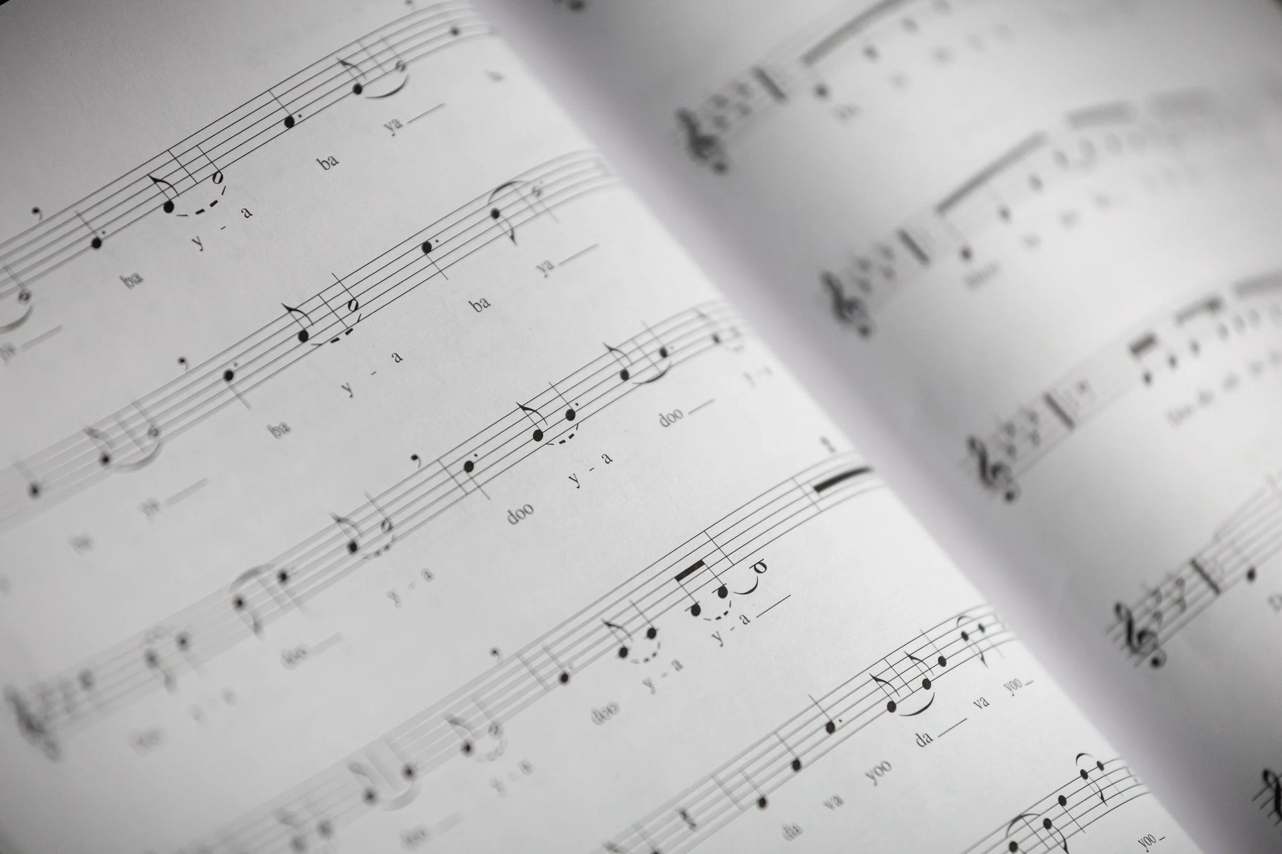 Partitura musicale aperta con note e testo in italiano.