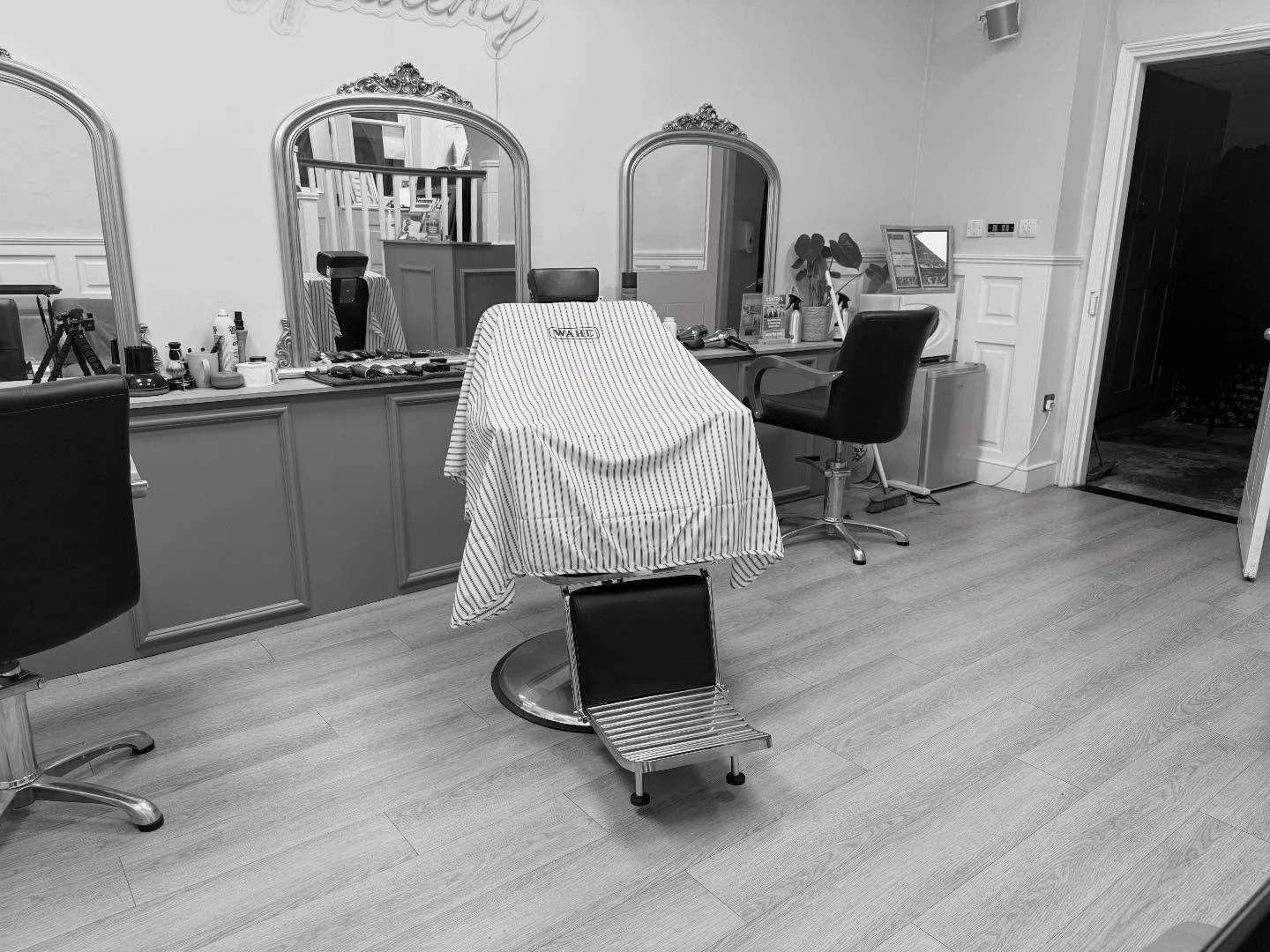 &bull;CUTTHROAT AND HOUND&bull;
Located in Aylesbury town centre next to the iconic David Bowie statue. Offering traditional English barbering services such as classic cuts, skin fades, mullet maintenance, traditional scissor cuts, luxury beard trims