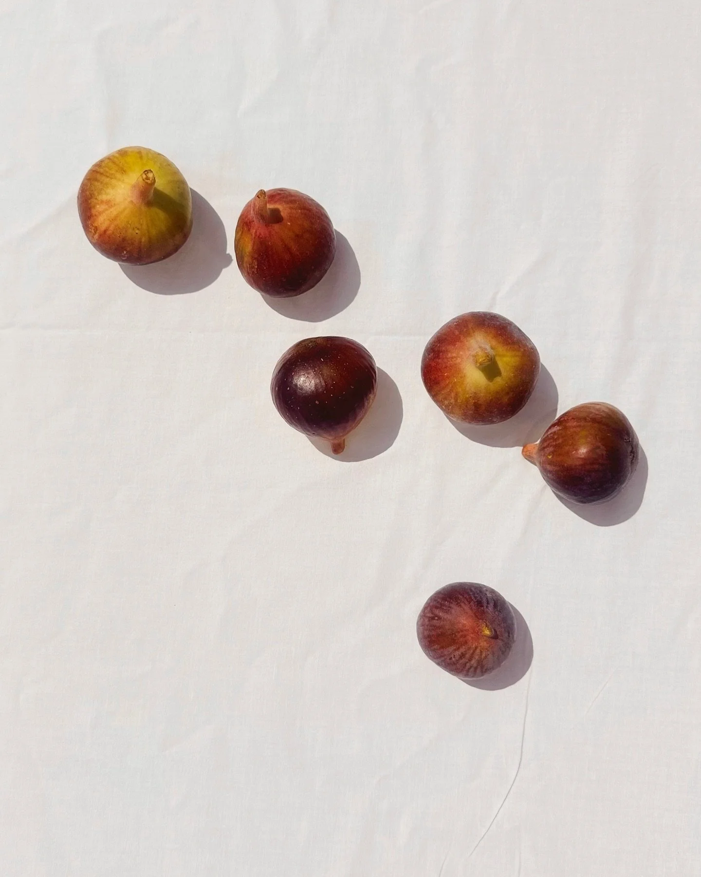Figs. One of my favourite fruits. The smell of the leaves this time of year is intoxicating! 

&bull; 

#greece #figs #cooking