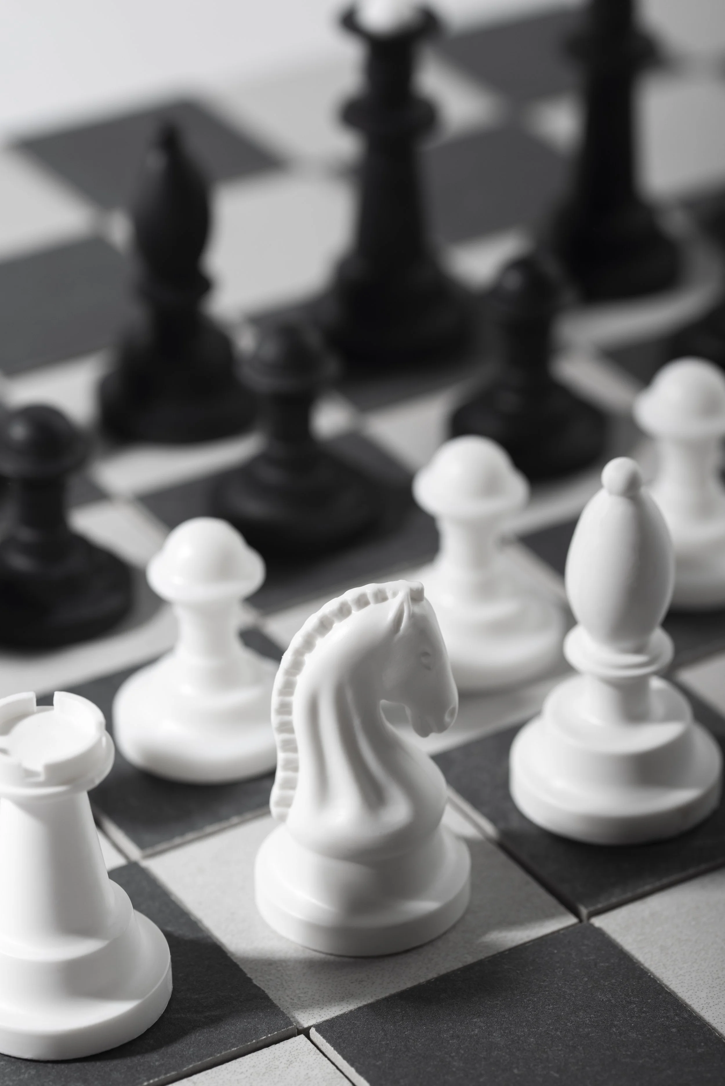 pecas-de-xadrez-monocromaticas-com-tabuleiro-de-jogo.jpg