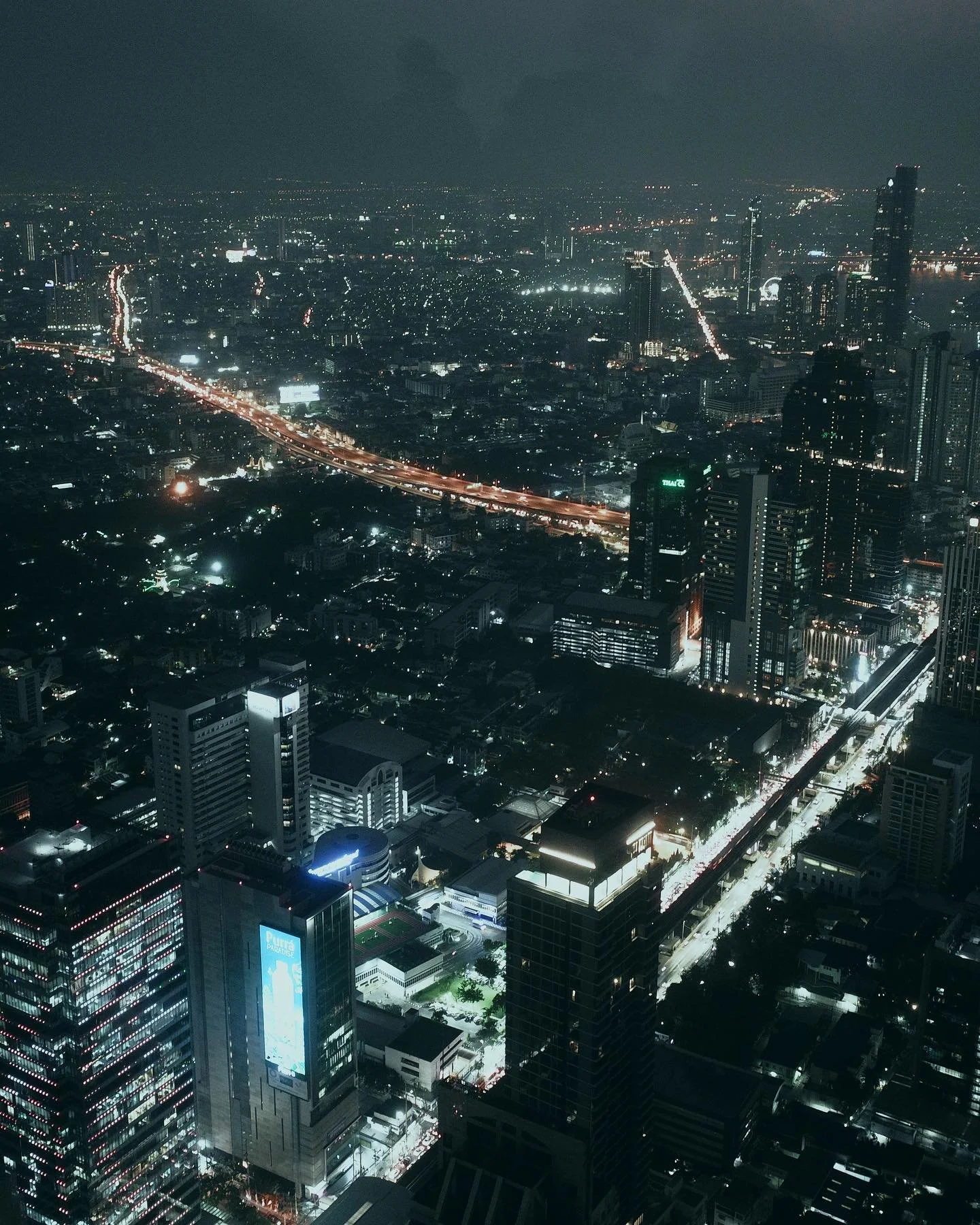 🌃
我送你這一封信
叫你要更加相信
世界有美好荒誕循環你漸看懂
偶爾放開一點若步履太急進
來呼吸打開心輪
能遇上未可置信

#和好 
#鄧小巧