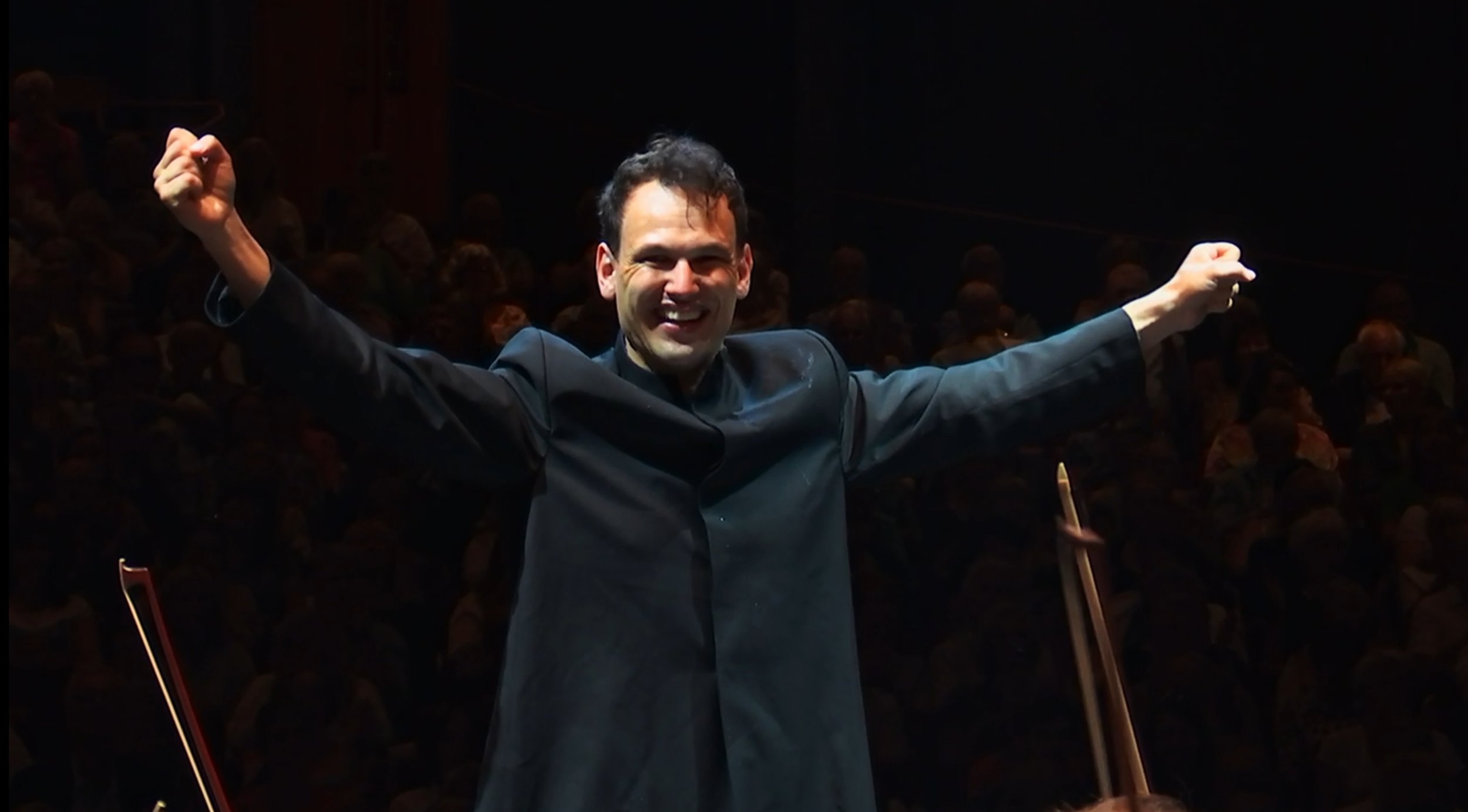 Kai Johannes Polzhofer dirigiert das Orchester und den Chor der Oper Göteborg.