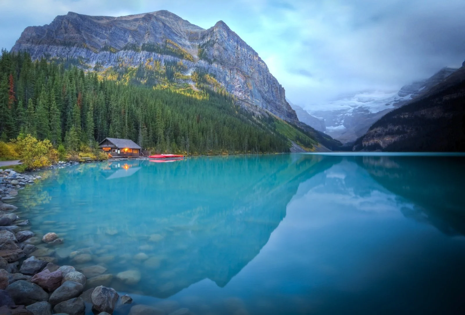 Destination_Signature_Lake_Louise_Boat_House_Summer_Paul_Zizka_3_Horizontal (2).jpg