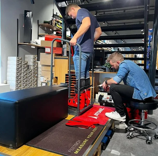 Perfekte Passform dank professionellem Bootfitting bei SPORT STREICHER: Individuelle Anpassung von Skischuhen für Kontrolle, Komfort und höchste Präzision.
