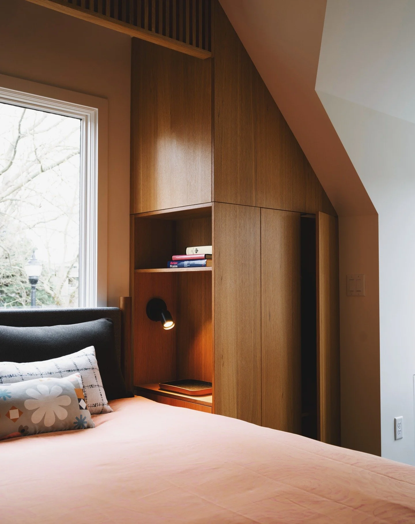 We love to get out of the kitchen and into the bedroom! No but really, jokes aside, sometimes the biggest challenges and most striking features of a build come in unexpected places. Here's one from an Anderson Su (@school_of_things) project from a wh