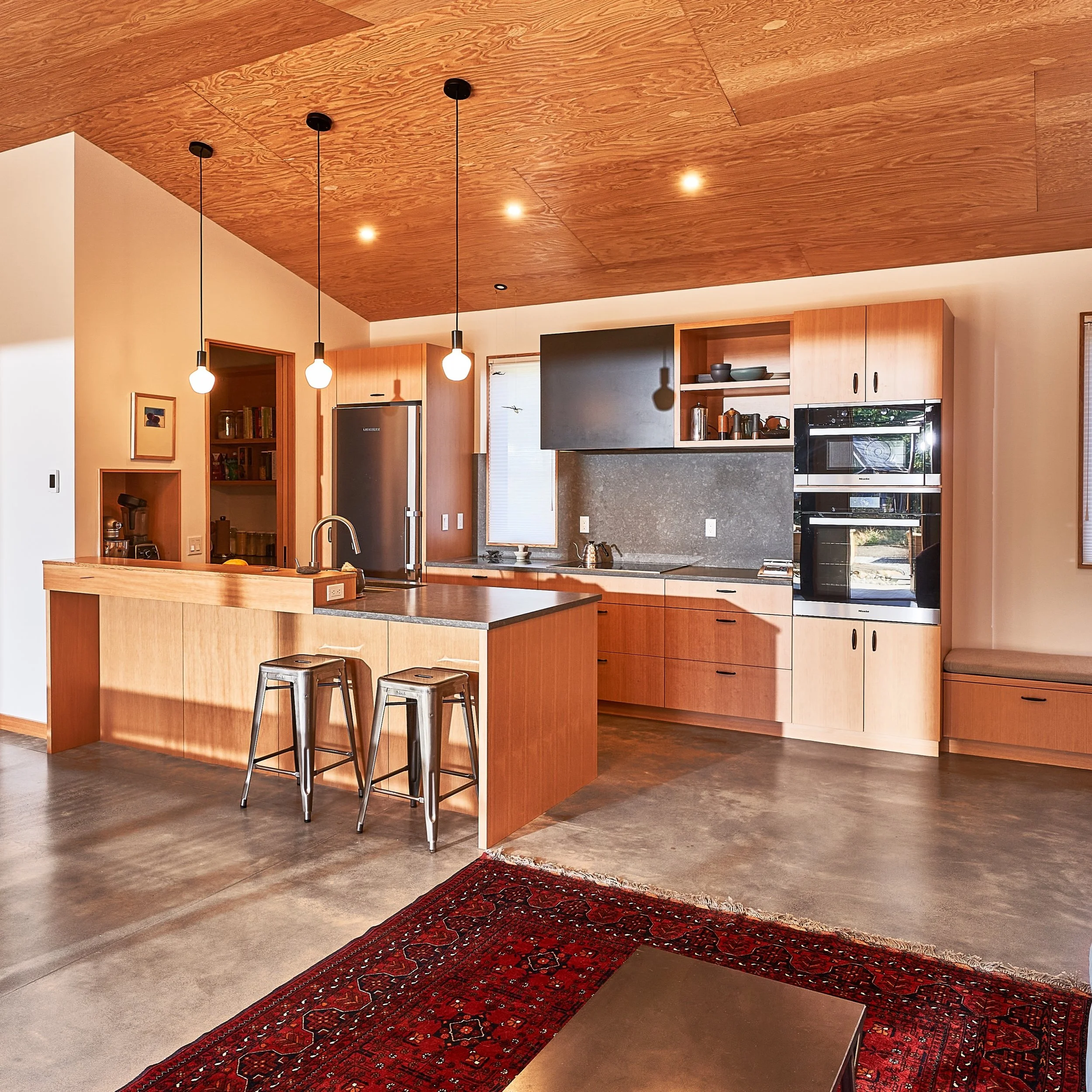 Another one from the archives. This was a new custom home we did in White Salmon. Gotta love the flat-sawn fir on the ceilings in this one 🌲

#moderndesign #customcabinets #dougfir #pnw #kitchendesign #kitchencabinets #appliancegarage #barblock