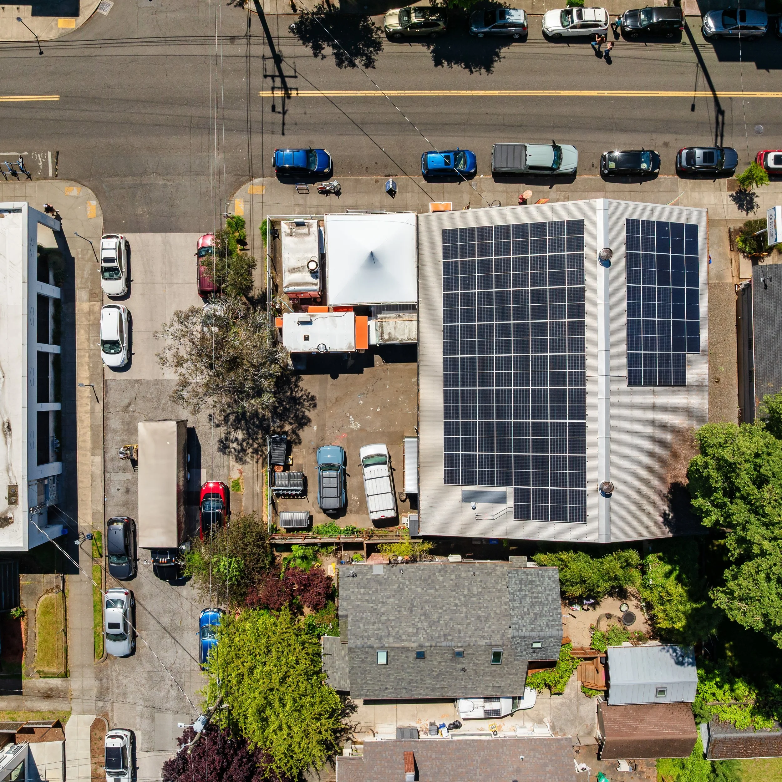 We have something we're excited to share. 
Earthbound runs on sun!! Earlier this year, the great folks at @aandrsolar styled us out. Our shop and the food cart pod next door have been 100% solar powered ever since. Super proud of our little spot over