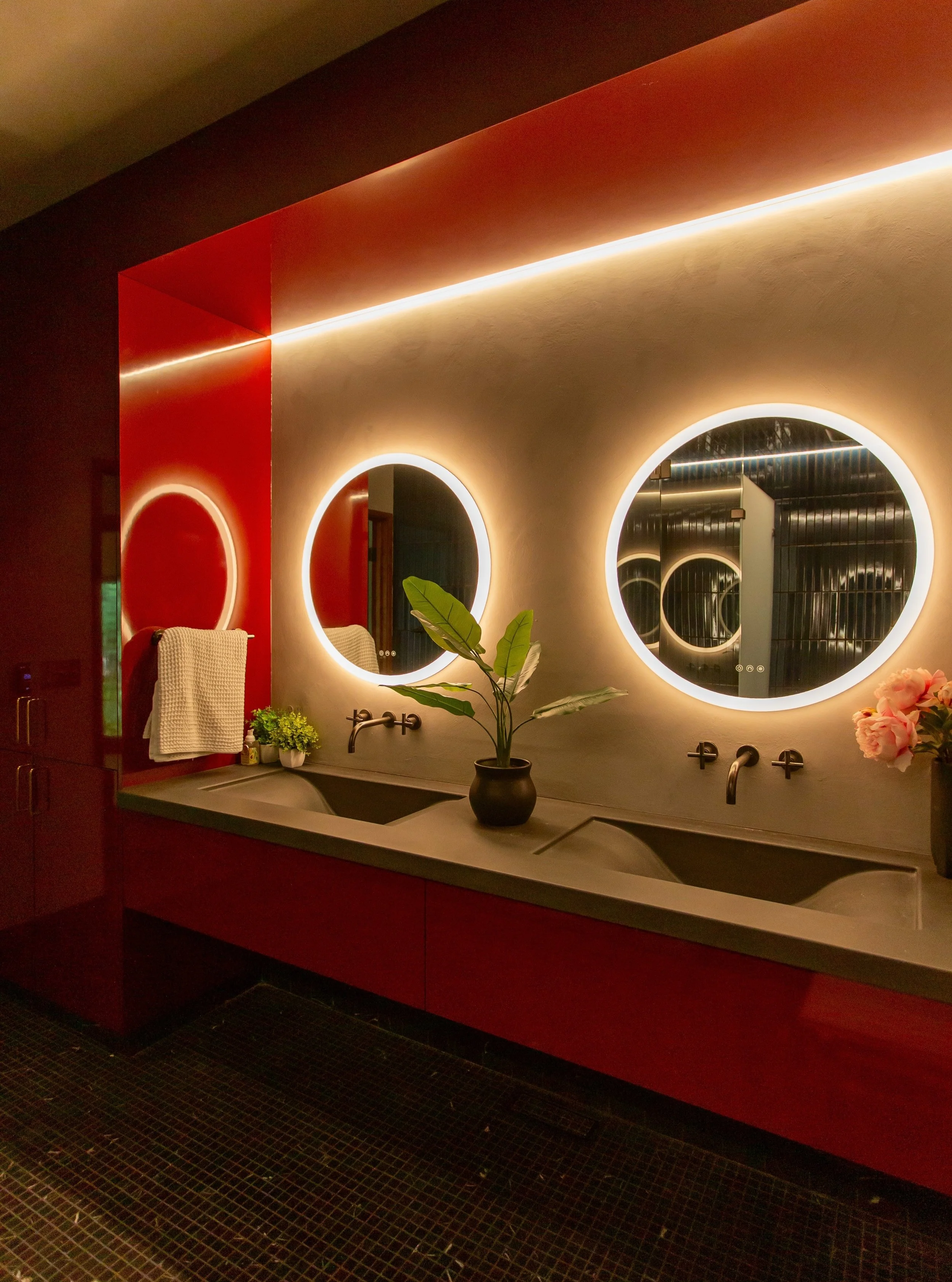 Blood red laminate, for spooky season 🩸🩸🩸

#highgloss #modern #vanity