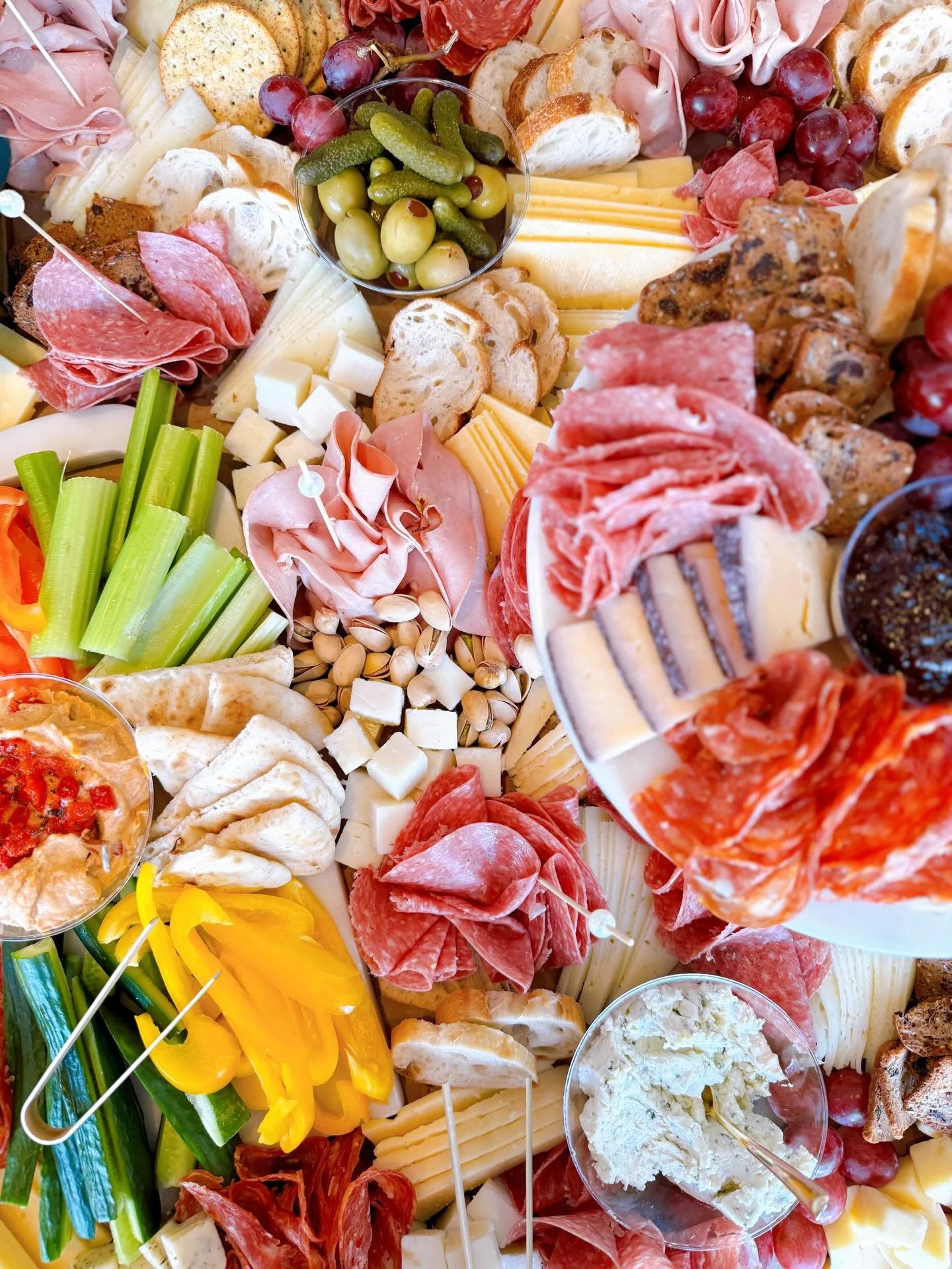 When the table is this colorful >> 🤩🧀🫑🍇