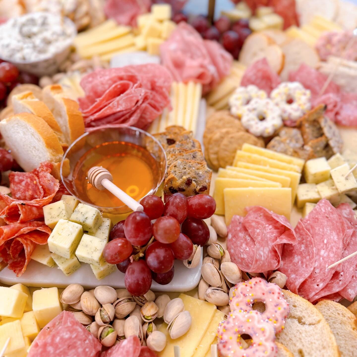 Springy grazing 🤩🍇🧀🌸