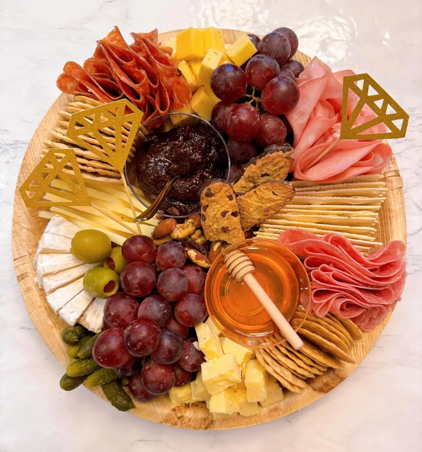 Getting ready wedding with a yummy charcuterie snack 🧀💍🤍