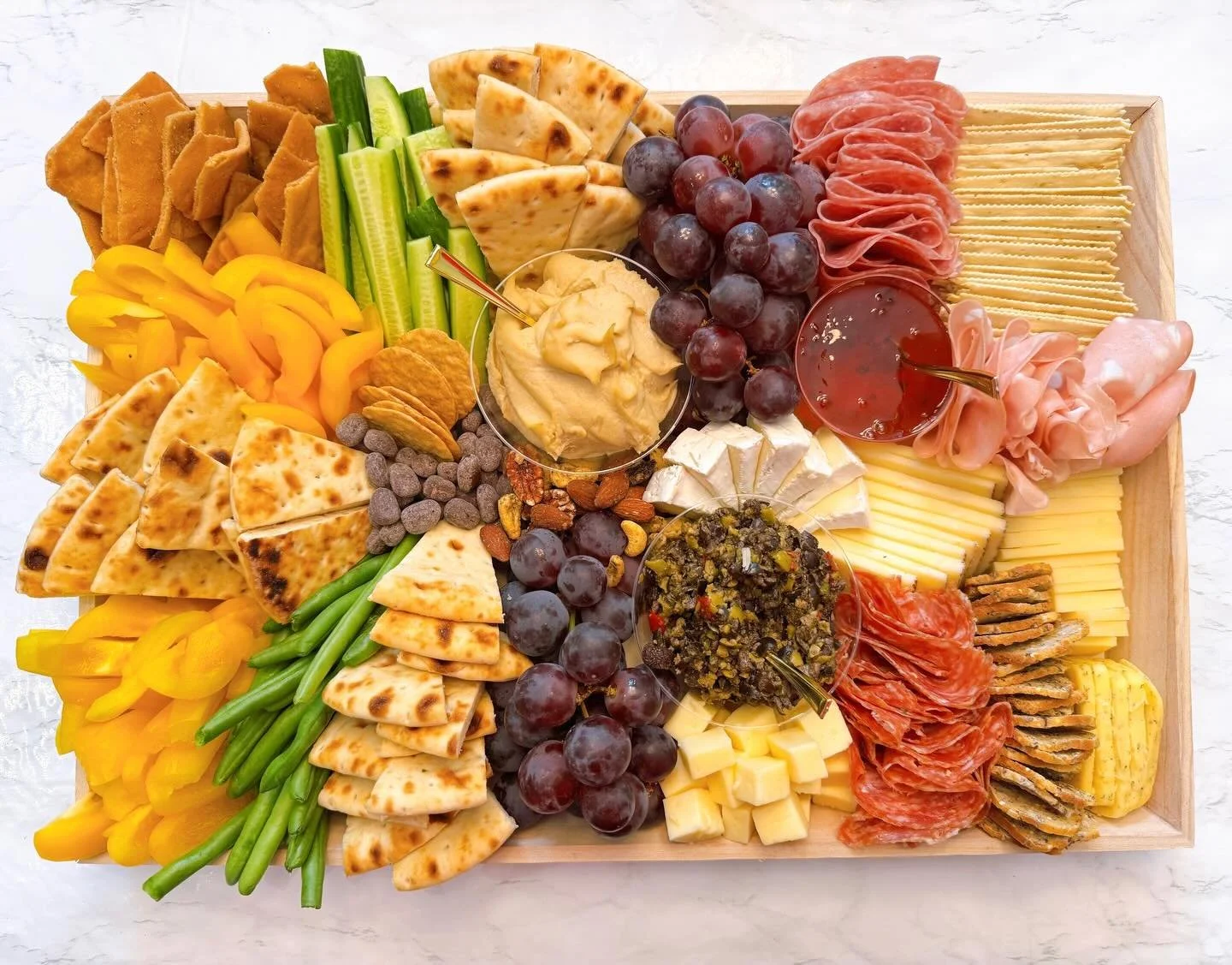 No Tuesday scaries here with this charcuterie/crudite combo 🫑🧀🫒