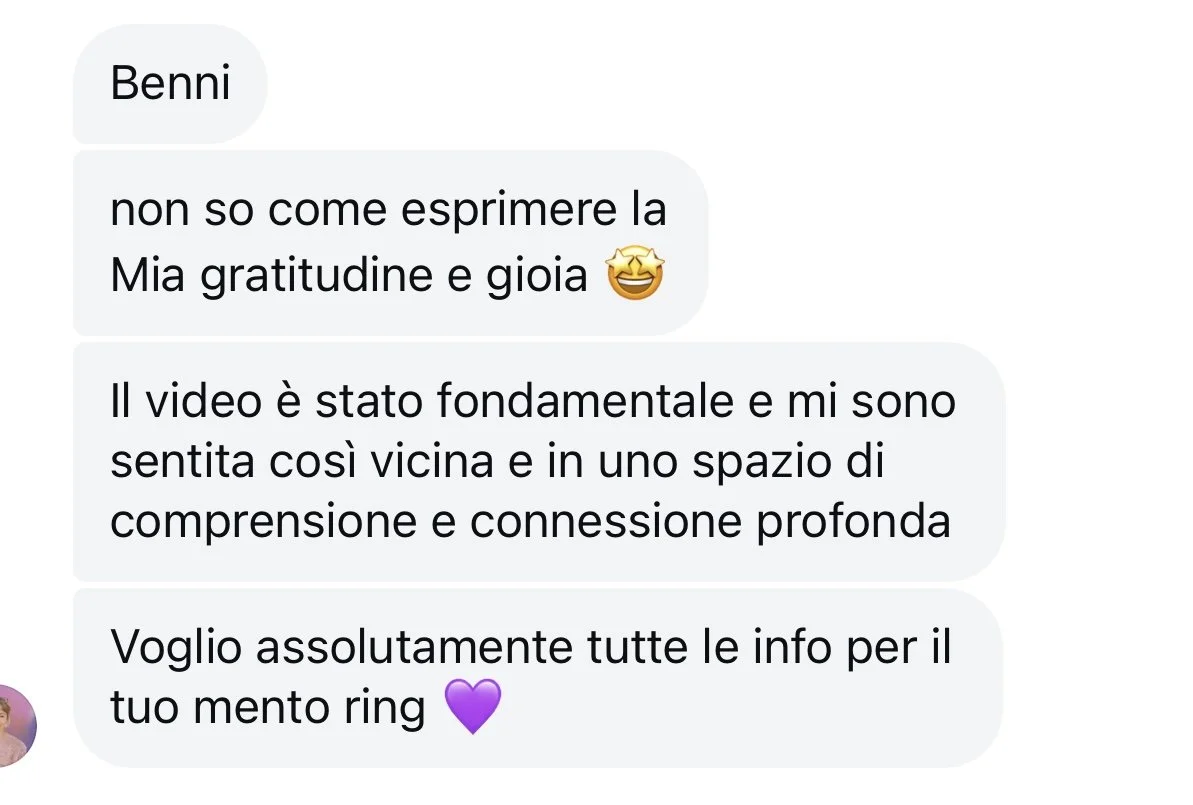 Conversazione di messaggi di testo in italiano riguardante un video, esprimendo gratitudine e desiderio di informazioni sullo stesso, con emoticon e un cuore viola.