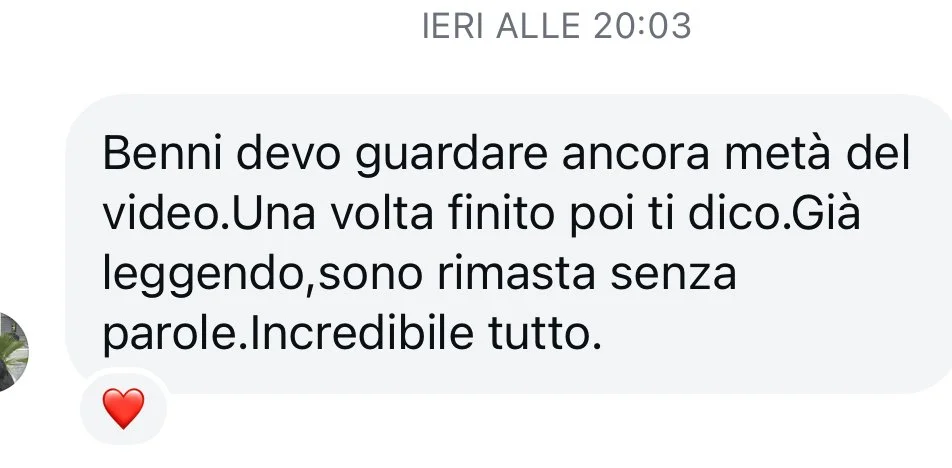 Screen di una chat con un messaggio in italiano e un'emoji cuore rossa in basso a sinistra.
