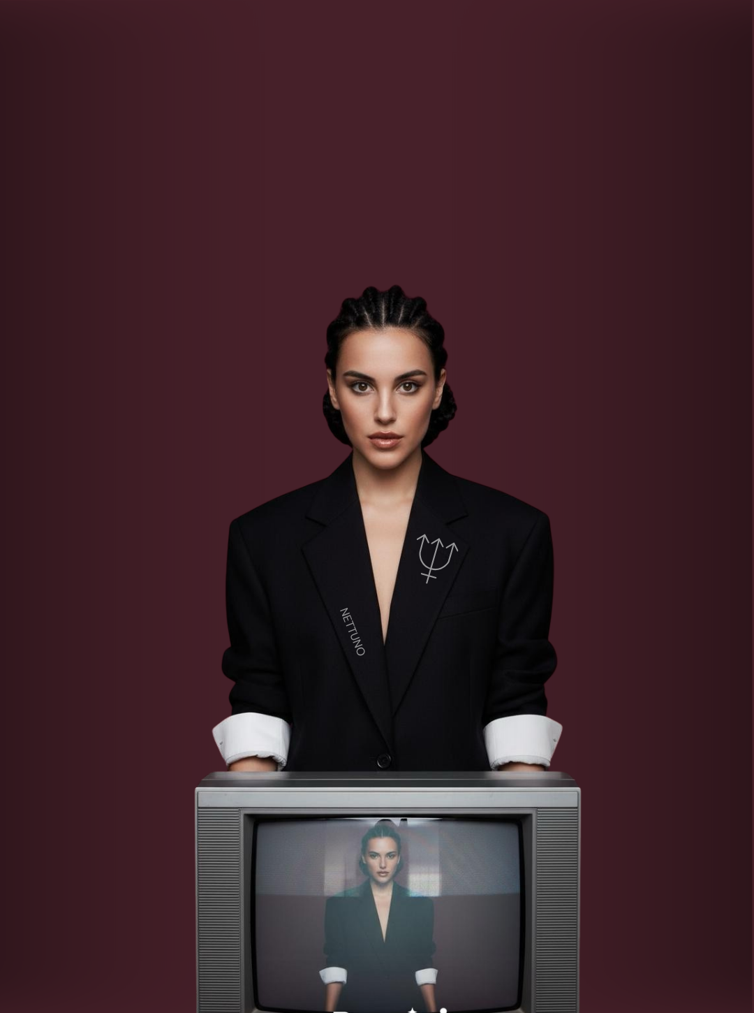 Una donna con abbigliamento nero, con le braccia piegate, davanti a un vecchio televisore. La donna ha i capelli attorcigliati e uno sguardo intenso. Sul suo blazer ci sono disegni e parole, tra cui 'NETUNO' e simboli astronomici.