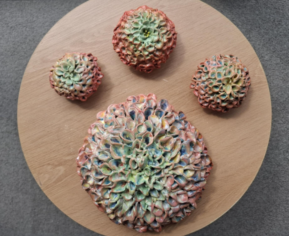 Set of 4 colourful dahlias table sun 2.png