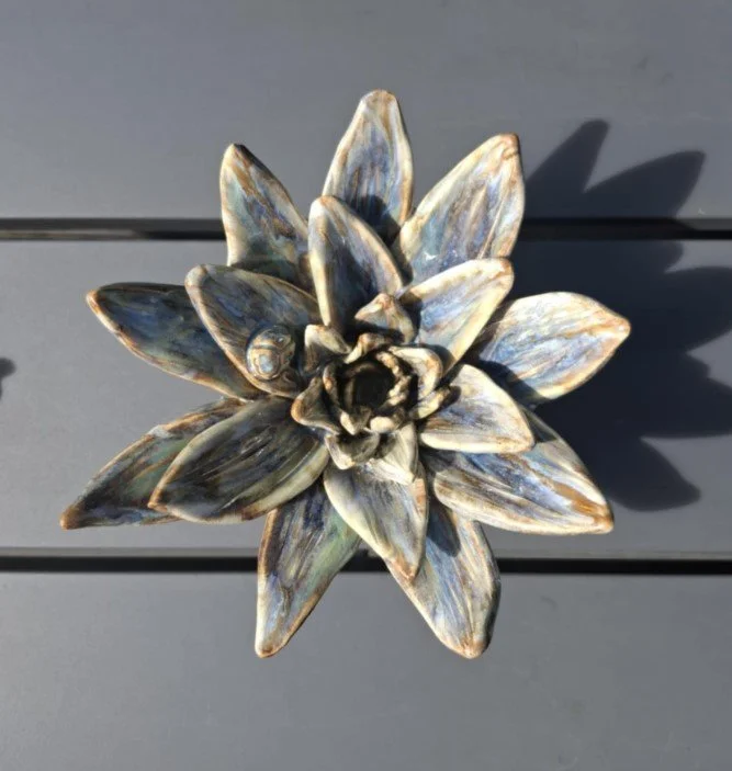 Spikey floating blue and green flower 4 stake 1LB seat.jpg