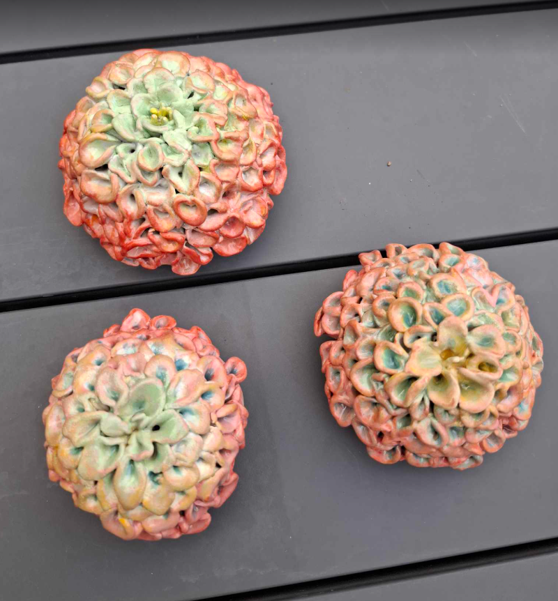 Mulitcoloured pink pompom set.PNG