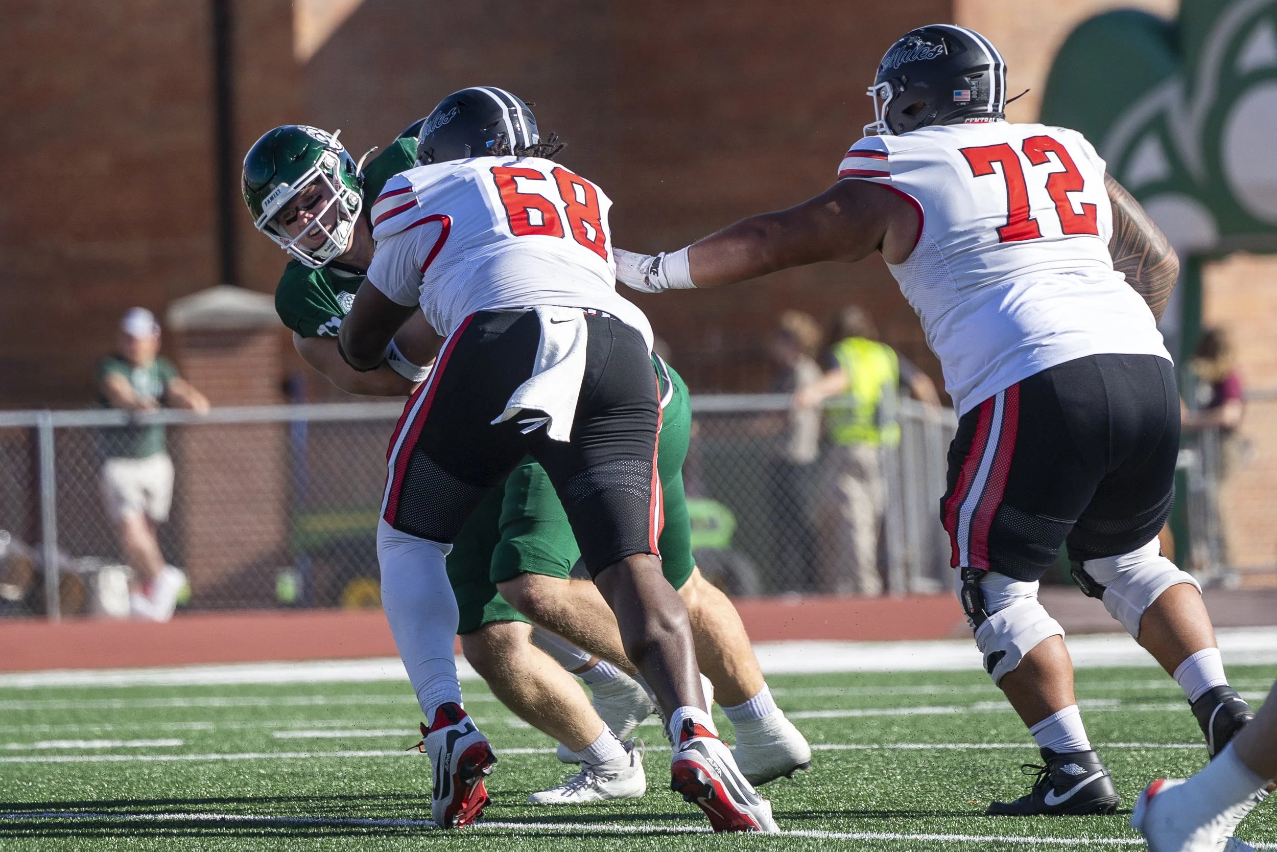 FB 26 10 10 NW v UCM_MH-14.jpg