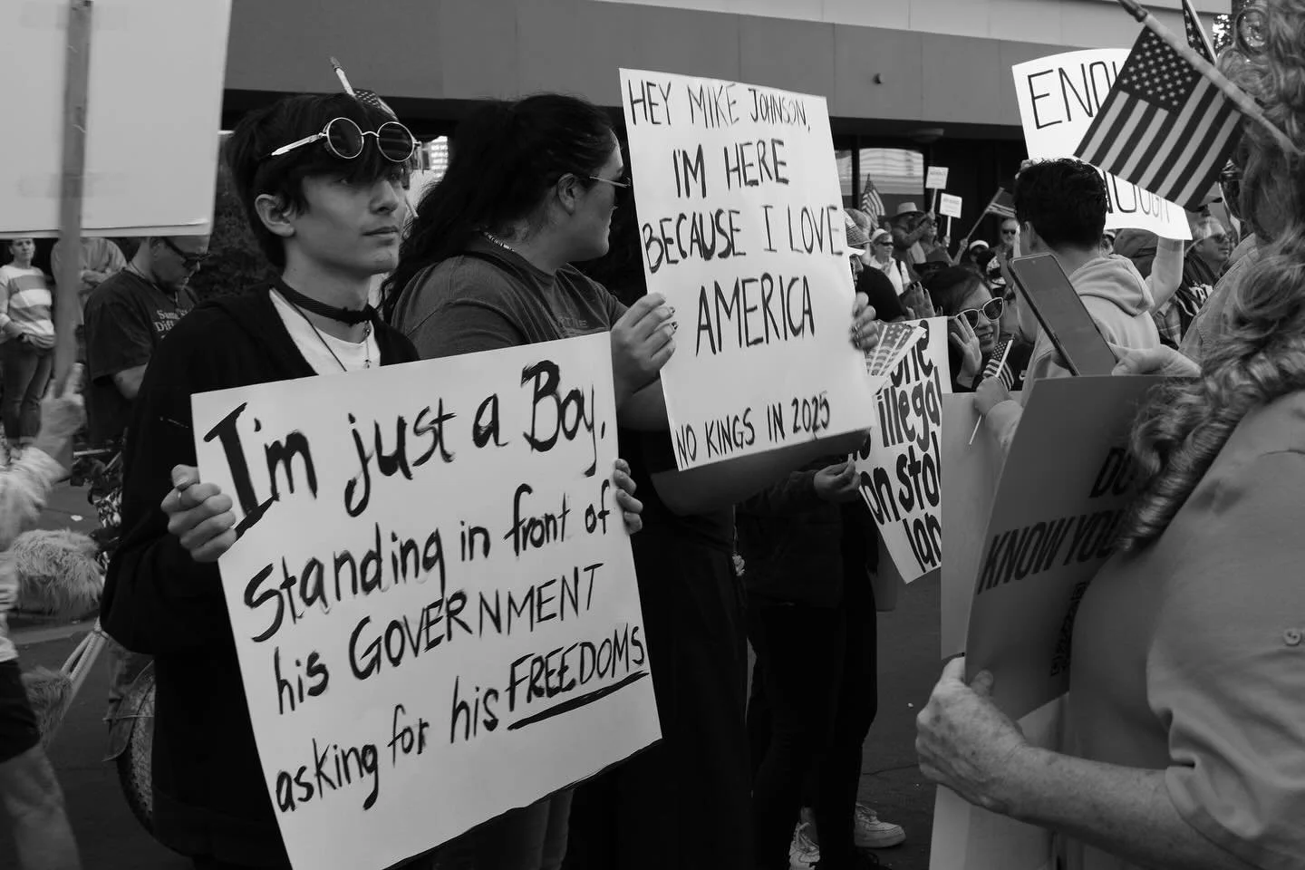 ー10/18: NO KINGS pt. 2

📸 @mrgnsphotos 
Canon R6 Mark II @canonusa
Edited in @lightroom

#nokings #nokingsreno #renonv #nevadaphotographer #nvphotographer #documentaryphotography #bwphoto