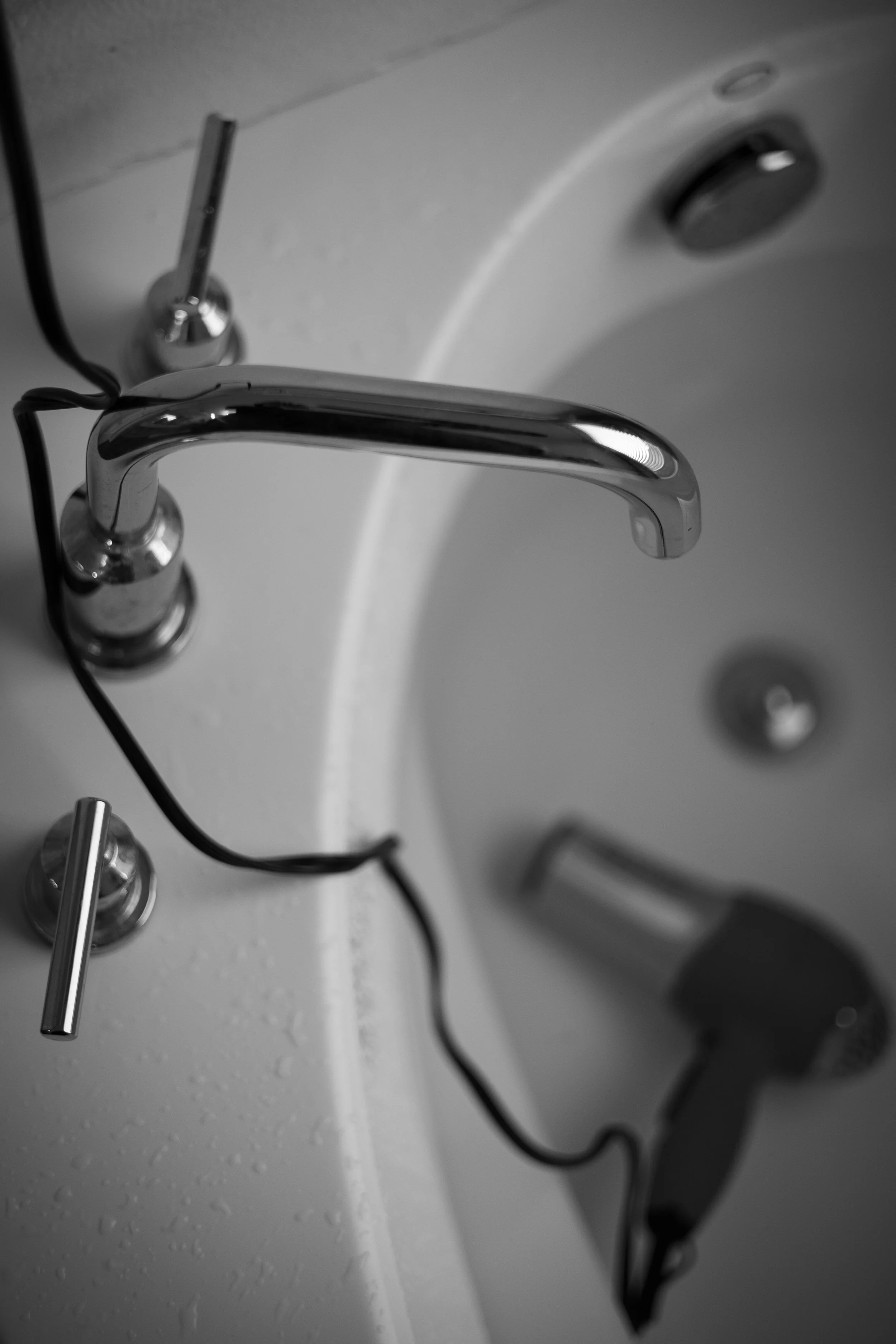 electrical injuries cause 1000 deaths annually