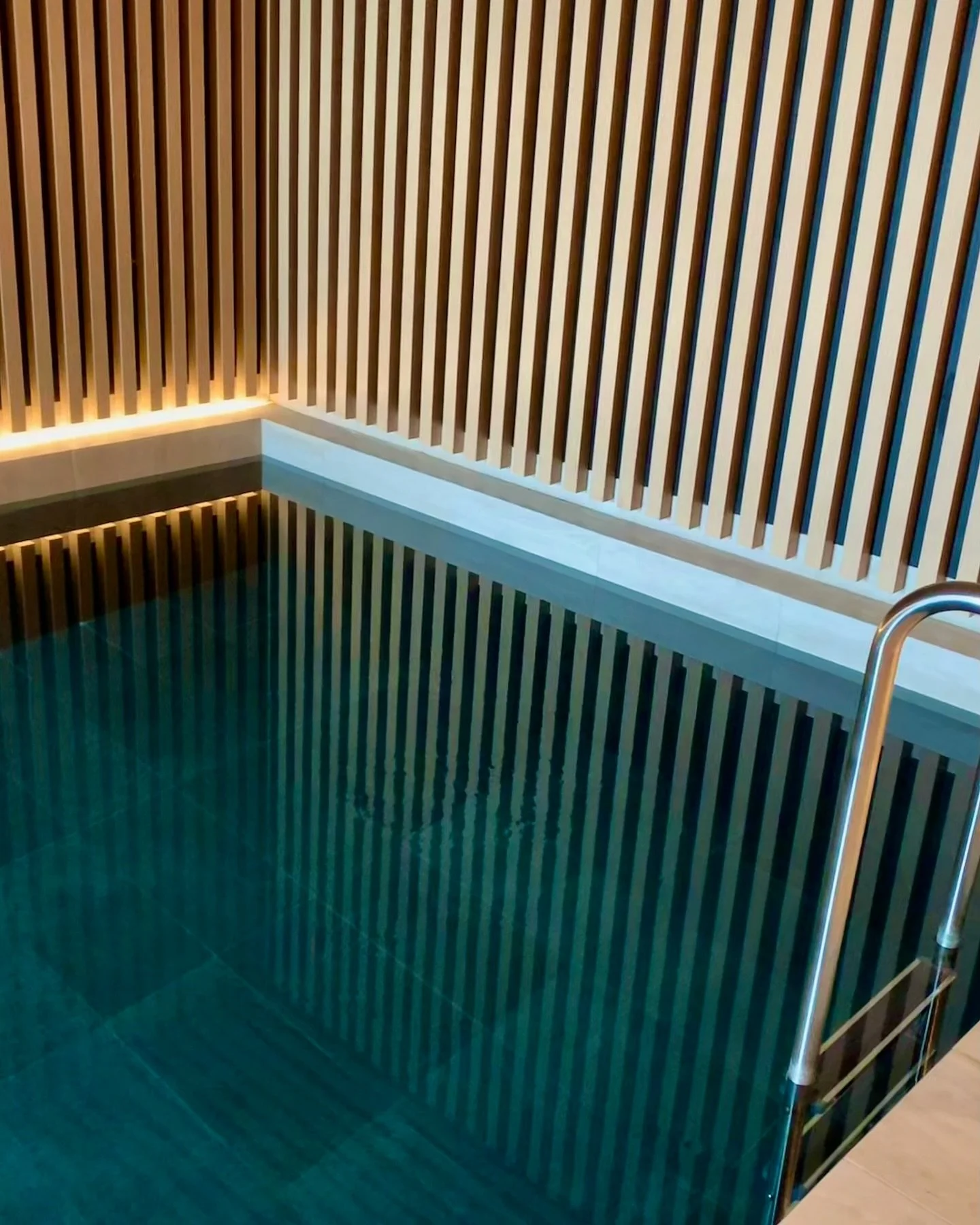 Soaking up the weekend&hellip;

Detail from Opera Residences, which Katharine worked on for Crone and Tzannes. 

#operaresidences #luxury #residentialarchitecture #pool