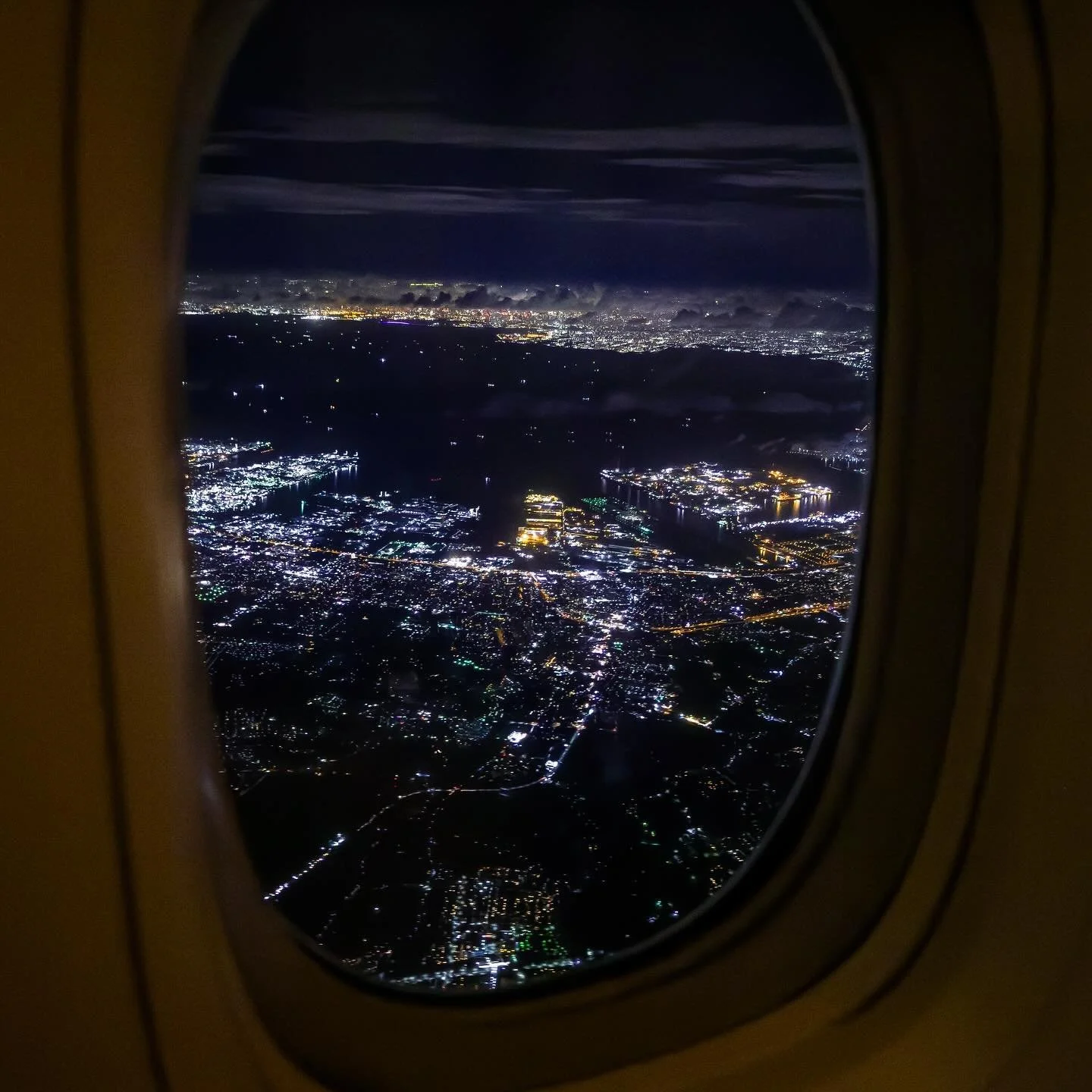 Advantage of choosing window seats on night time departure/arrival. Here is night time arrival into Tokyo Haneda in August 2024.

#alwaysintransit #CX542 #oneworldemerald #oneworld #cathaypacific #cx #boeing777 #777300er #flying #windowseat #travel #
