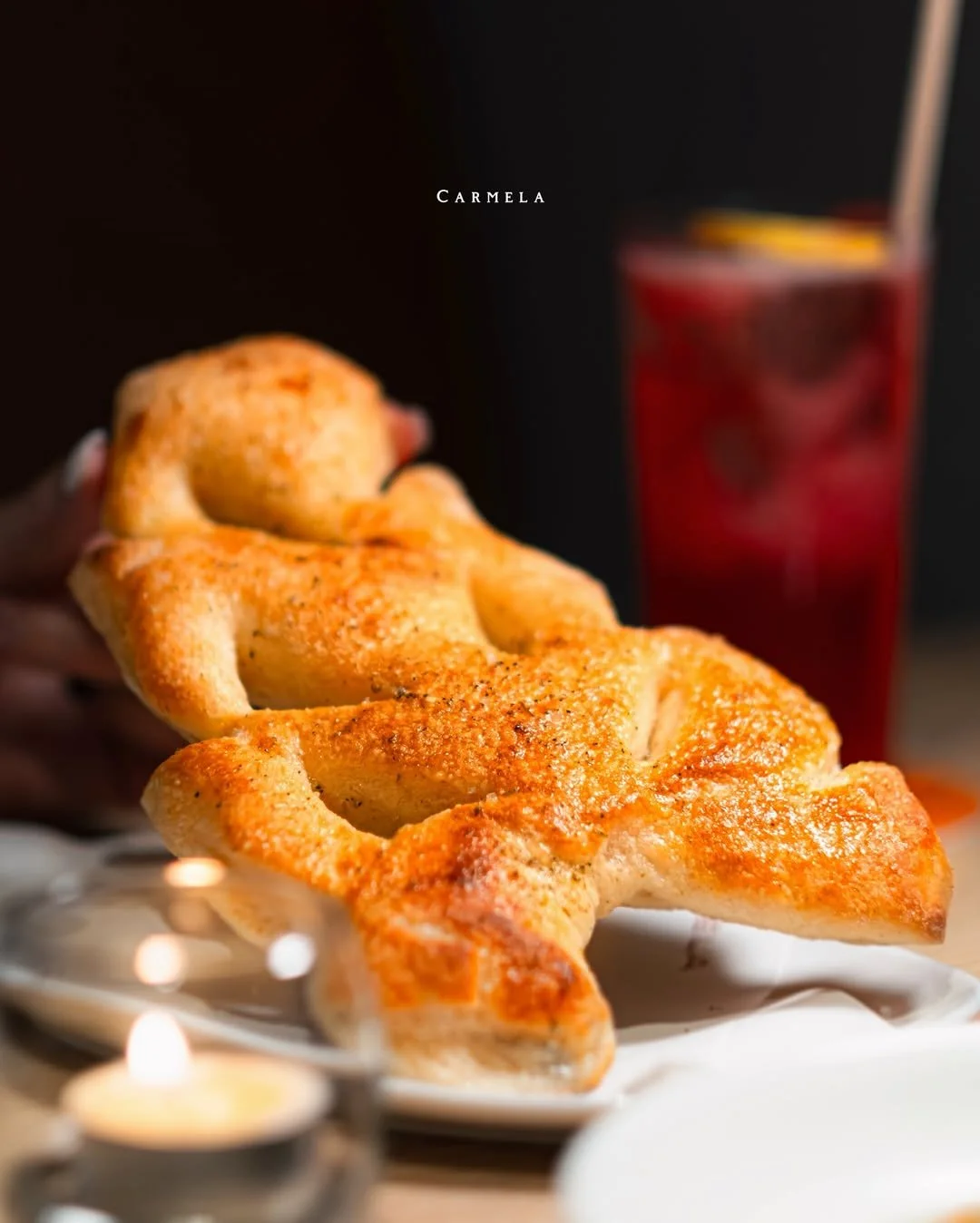 Fresh out the oven. Sourdough fougasse with garlic &amp; sage captured by @ohmyfoodvan.

蒜香鼠尾草酸種普羅旺斯麵包，啱啱新鮮出爐。@ohmyfoodvan 攝。

#carmela #francis #hkfoodie #centralhongkong #hkfood