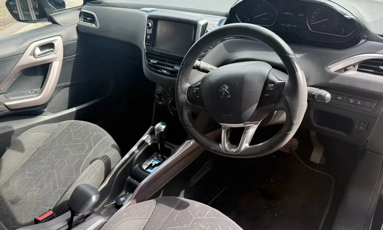 Peugeot 2008 2015 6.jpg