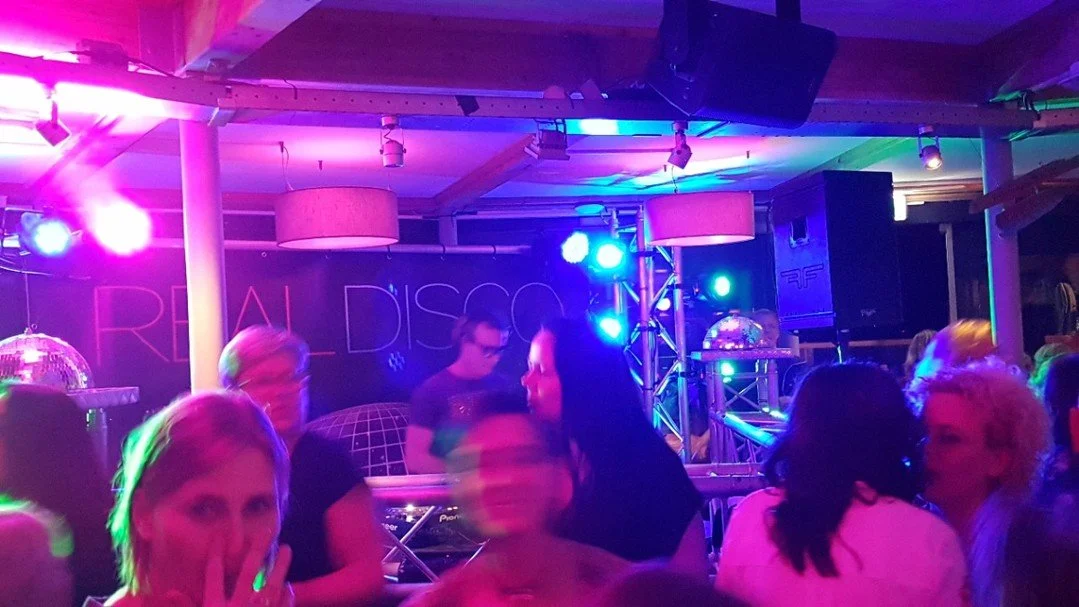 Deze foto is van een Real Disco-avond bij Panta Rhei in Vlissingen, januari 2020 &mdash; een heerlijk feest vol &eacute;chte 70's en 80's dansmuziek. Discoballen, dansvloer en emotionale flashbacks. 
Maar ergens bleef het bij mij kriebelen&hellip;

W