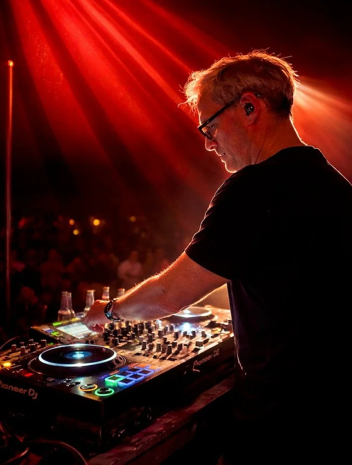 Zo. 2025 was een mooi jaartje achter de decks. Kijken wat 2026 gaat brengen. In elk geval al een paar mooie festivalklussen geboekt, dus de zomer kan beginnen ;-)