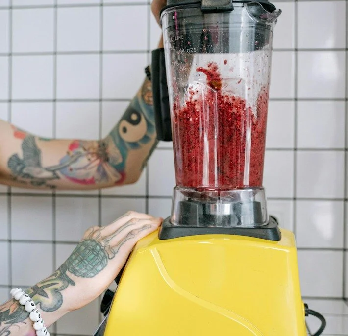 💬 Wat vind jij belangrijker op de dansvloer?
A) Strakke mix
B) Verrassing &amp; energie 

Iedereen denkt dat het draait om vloeiend overmixen.

Maar echte magie zit niet in hoe strak je je crossfader beweegt&hellip;
maar in wat je durft te combinere