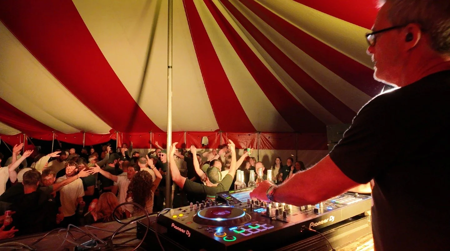 Zomaar een DJ-vraagje... ;-)
Hoe komen allround-DJ&rsquo;s tegenwoordig eigenlijk &eacute;cht aan hun boekingen?

En dan bedoel ik niet de bekende namen, met klappers van hits en 4 boekingsagenten
Of DJ's met honderdduizenden volgers...

Gewoon de ha