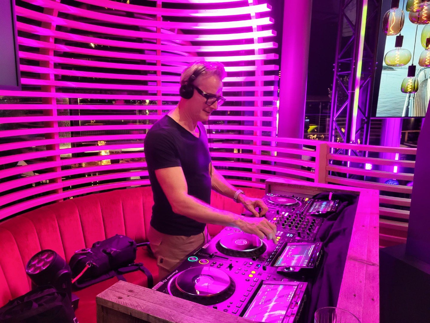 Veel interessante reacties gehad op mij post van vorige week, over 'waar iedereen zijn boekingen vandaan haalt'. In het vervolg daarop, een nieuwe vraag voor collega-DJ's?

WAT IS EIGENLIJK JOUW FAVORIETE GIG? 

Sta je het liefst op een festival, kle