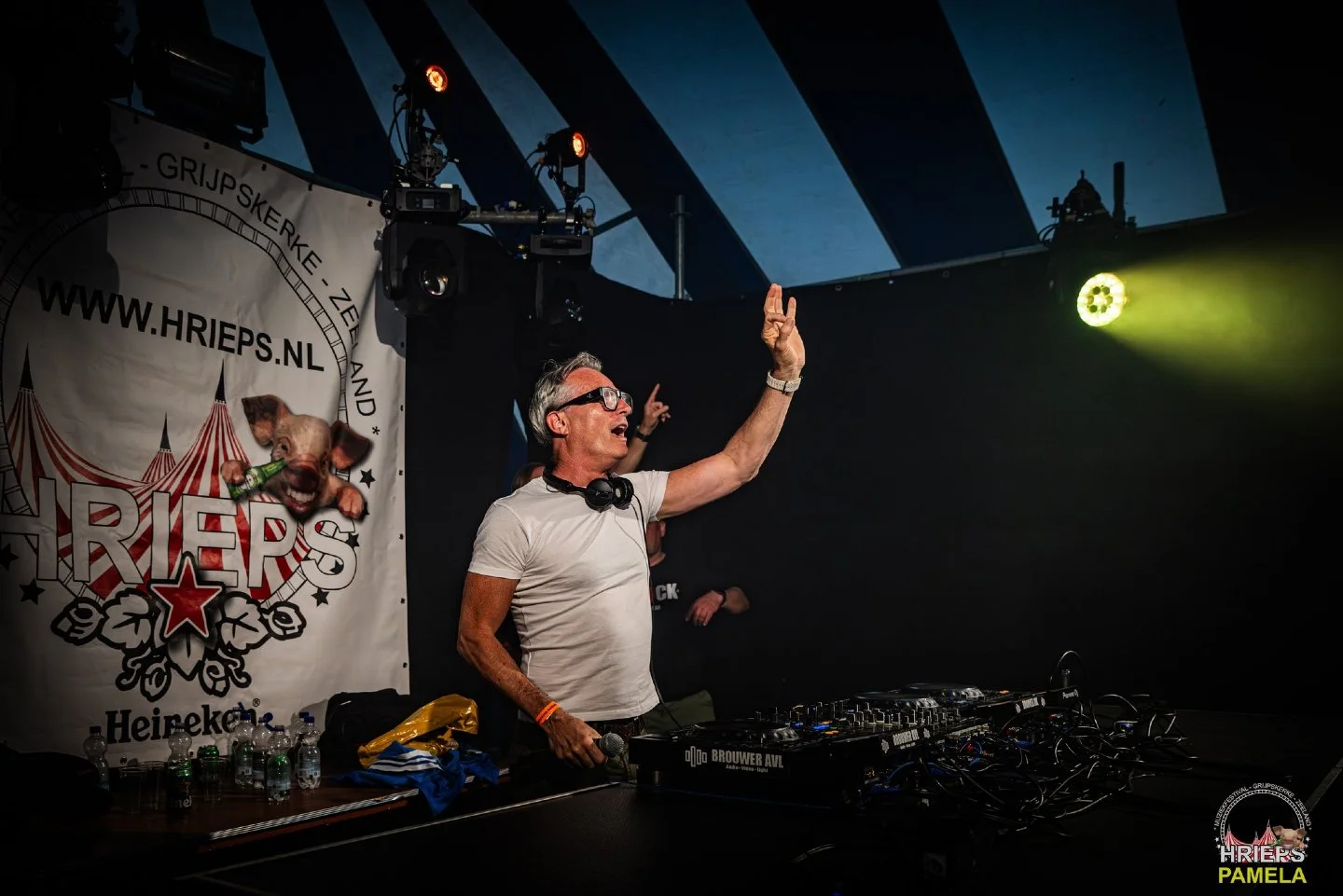 Heel veel DJ's profileren zichzelf als ALLROUND. 

Bruiloften, bedrijfsfeesten, schoolfeesten, verjaardagen, voetbalkantines + alle muziekstijlen door elkaar. 
Van EDM tot Hollands en van Feesthits tot Urban. Altijd 100% gedienstig aan het aanwezige 