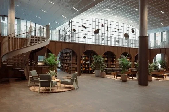 A workspace that feels like a library&mdash;warm wood, soft lighting, and cozy nooks create the perfect balance of focus and inspiration. 📚✨ #OfficeDesign #workplacewellness 

Design: Grape Architects
📸: Susann Daljord/reMarkable