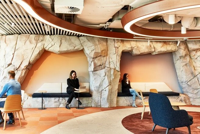 Microsoft HQ by GroupGSA brings iconic Australian landscapes into their office space. 

Referencing nostalgic nature destinations like the Figure Eight Pools and the Blue Mountains, they introduce an element of subconscious familiarity and comfort in