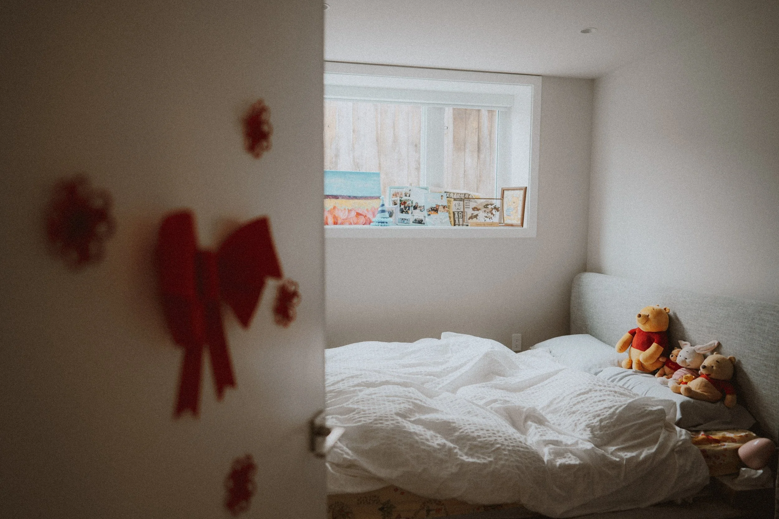  A quiet moment in the beautifully decorated room before the  traditional Chinese ceremony . 