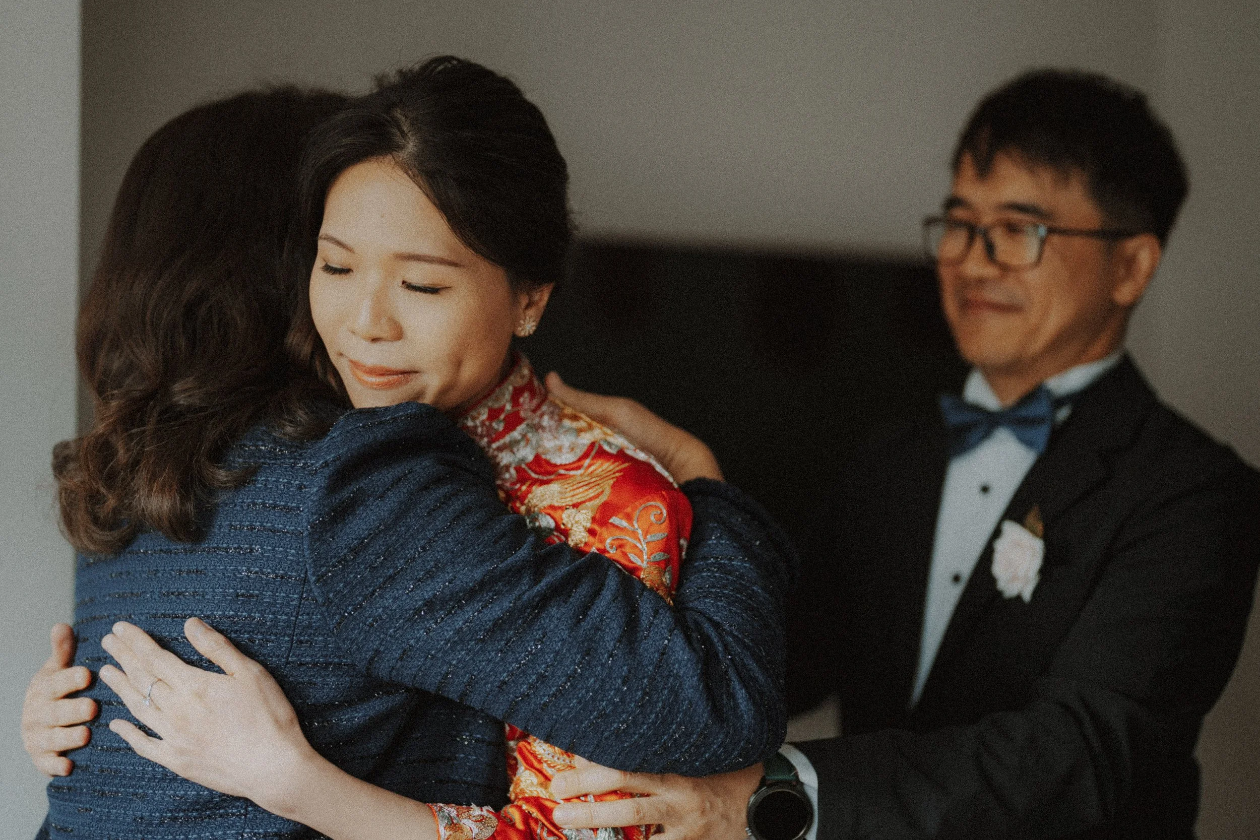  A heartfelt embrace between the bride and her mother during the emotional  Qun Gua  ceremony. 
