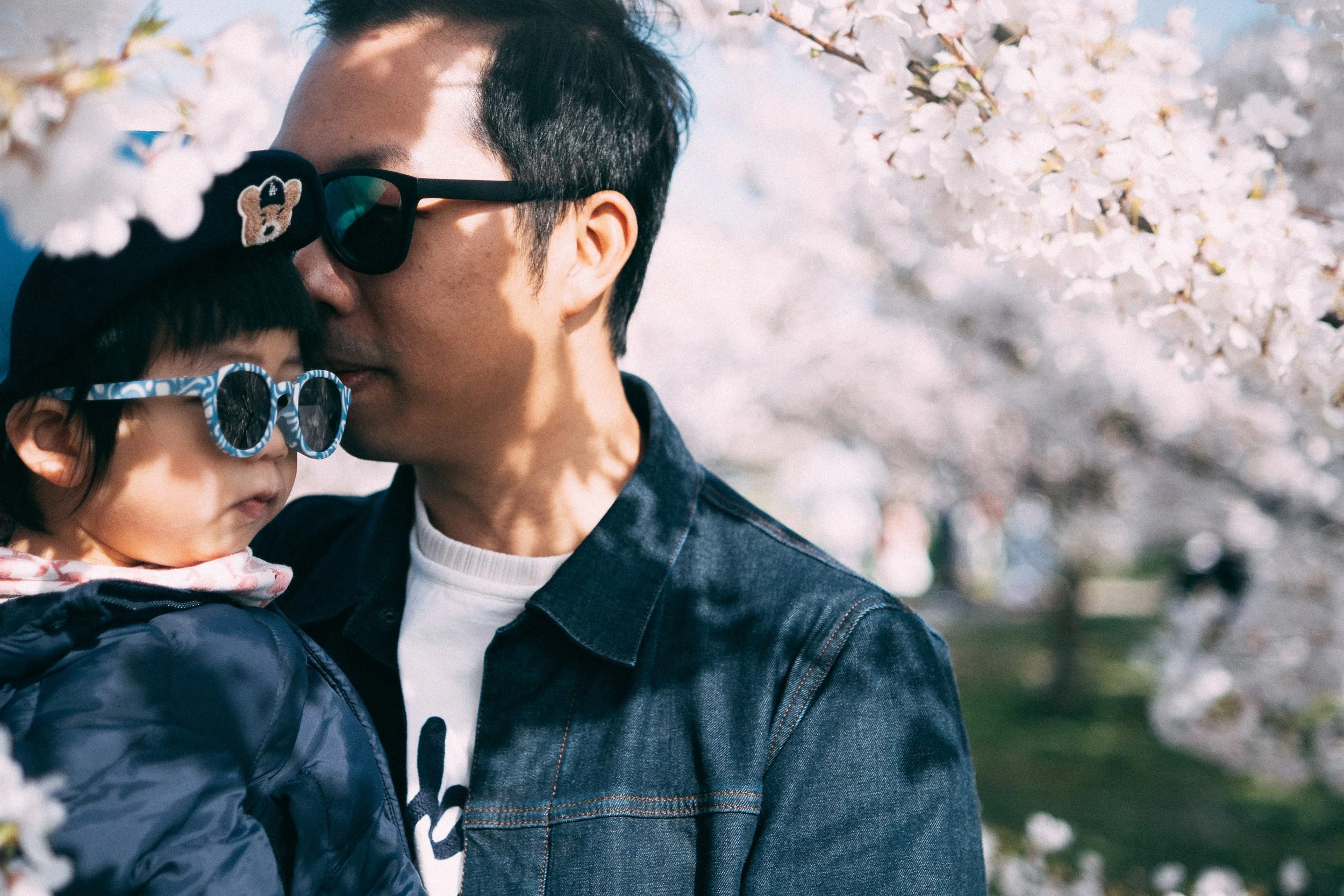 It’s the quiet, unscripted moments like these—a gentle lean, a soft shadow, a fleeting breeze—that we aim to preserve. More than just pictures, these are the echoes of a father’s love.