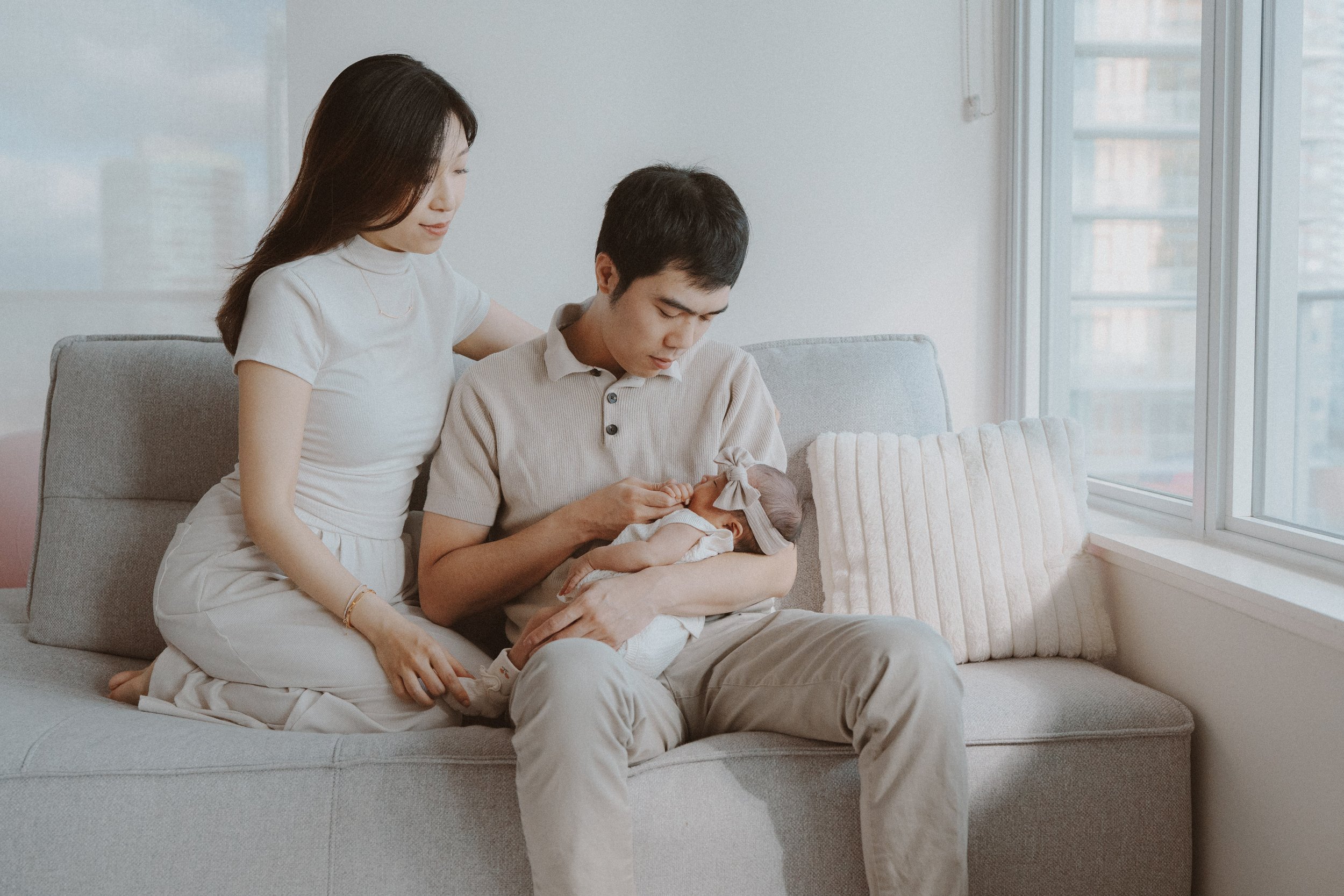  Quiet moments at home: Tata and Erik cherishing their newborn baby girl in a warm and natural setting. 