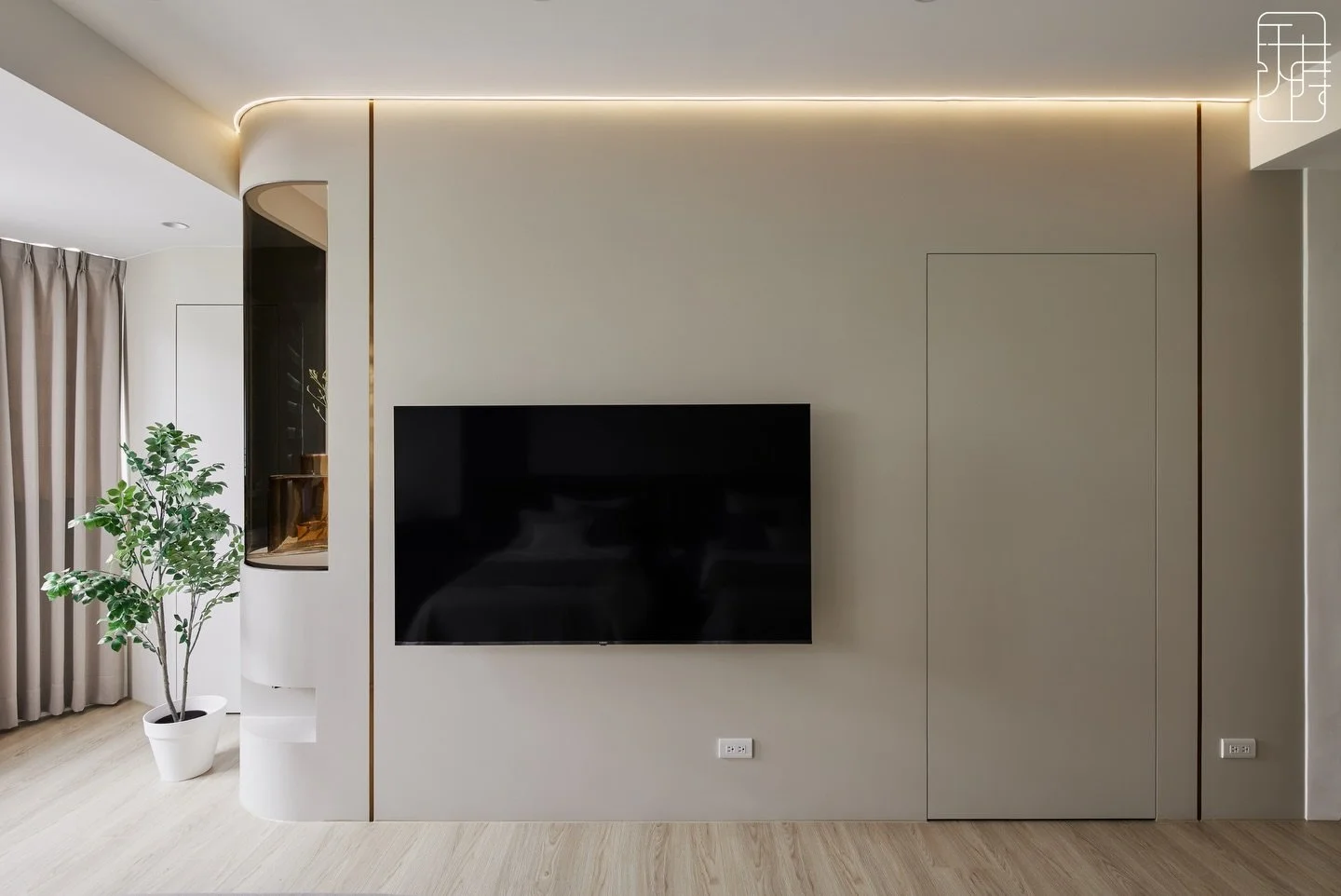 ｜光脈

&mdash; 在柔霧般的米色調中，光線沿著天花緣緩緩流動，描繪出生活的靜與純粹

無把手的隱形門、俐落的電視主牆與圓弧展示櫃，將功能藏於線條之後，讓空間回到最純淨的姿態。

#室內設計 #新屋翻修 #舊屋翻新