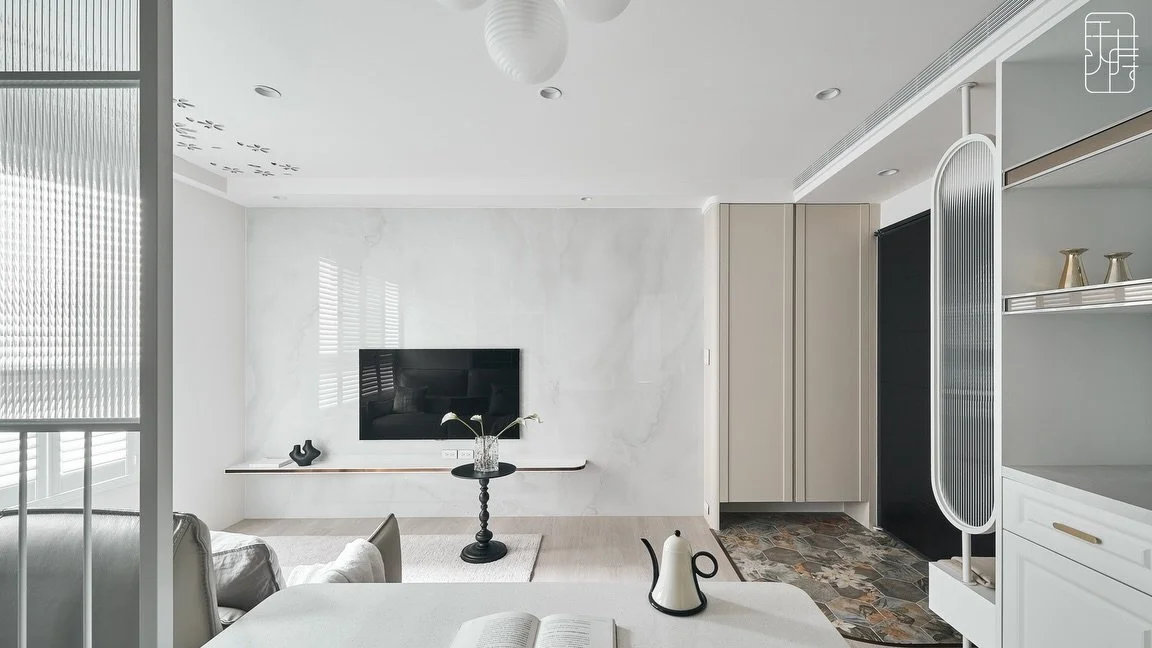 ｜曜白

&mdash; 光落於白，白因光而生

潔淨的紋理、靜緩的線條，將日常的聲息都收進柔亮裡

在這片無塵之境，時間被磨得更細，生活也因此變得透亮。

| 更多作品 🔍沃蒔制作
| #室內設計 #新屋翻修 #舊屋翻新