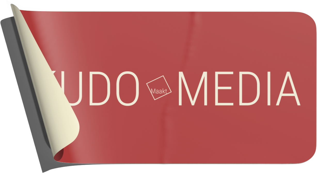 Een contrastkaart met de tekst 'JUDO MEDIA' en een klein vakje met de tekst 'Maakt'.