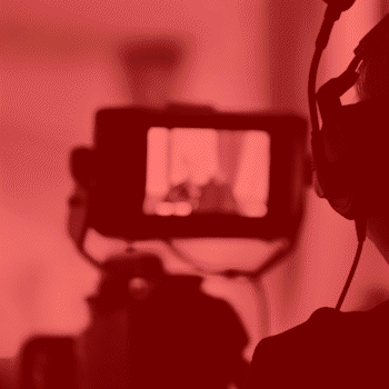 Julien die een video opneemt met een 4k camera, met koptelefoon staat hij in directe verbinding met de controle kamer bij Kudo Media