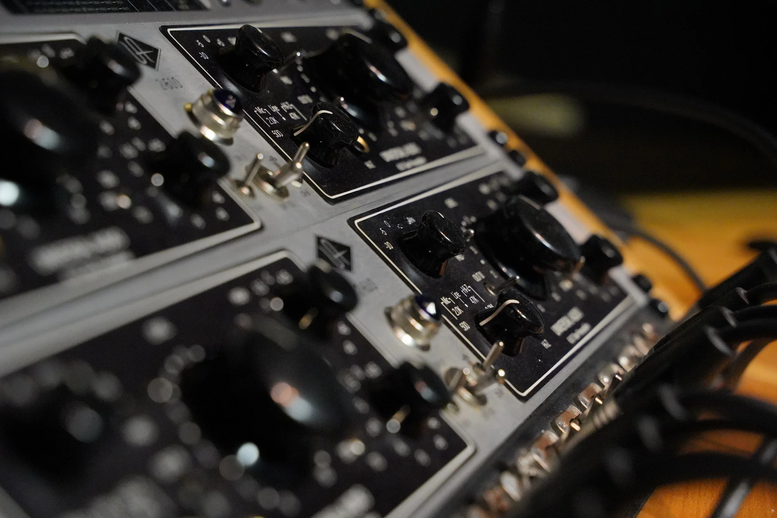 Close-up van Universal Audio outboard preamps en compressors in het rack van de Kudo Media studio