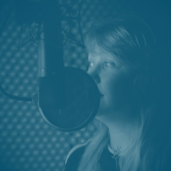 Rebecca van Kudo Voices in een opnamestudio spreekt een nationalecommercial in met een neumann microfoon