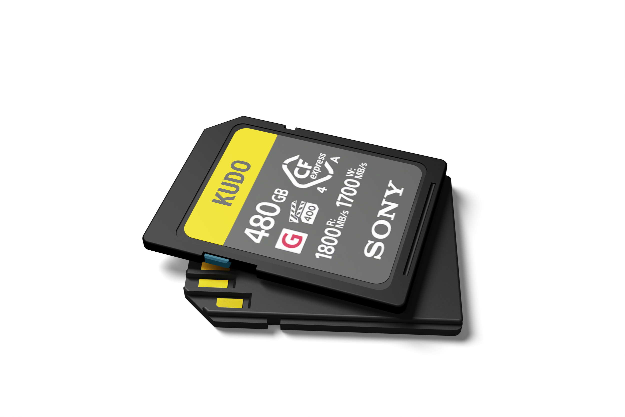 Een Sony geheugenkaart van Kudo Media met een capaciteit van 480 GB ligt op een zwarte ondergrond.